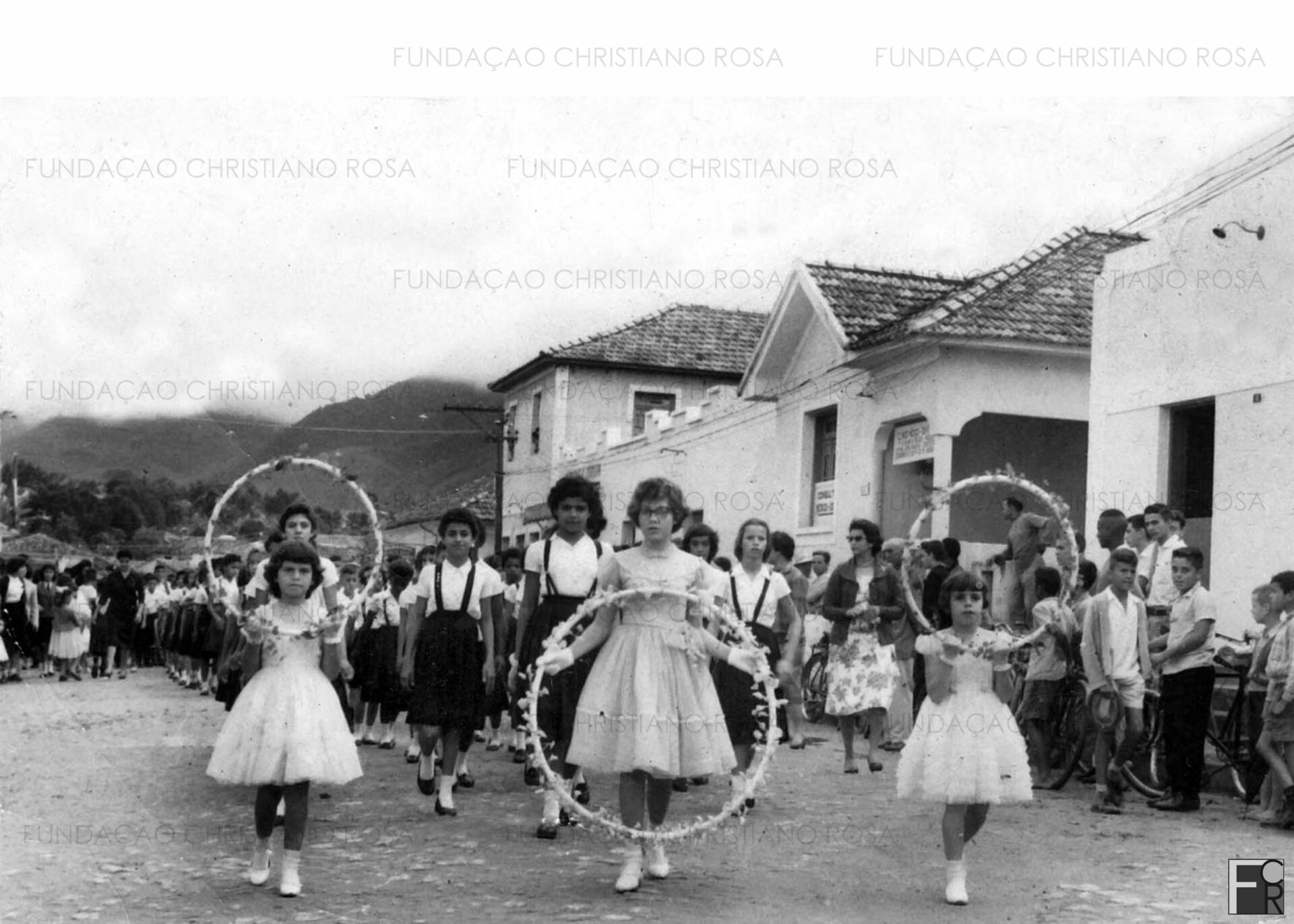 Desfile cívico na Rua do Piquete.