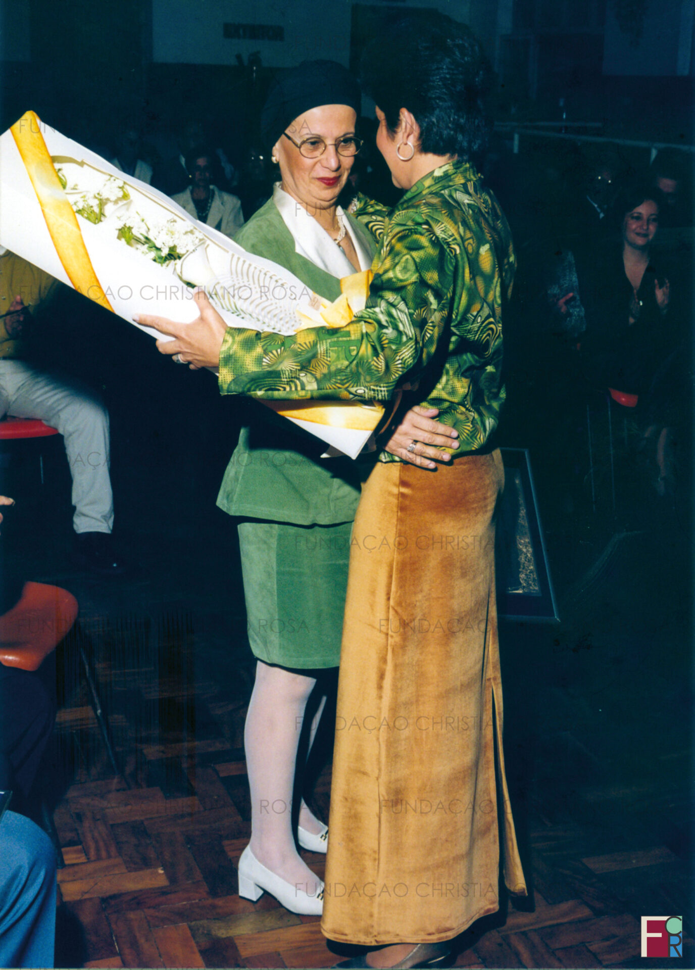 Célia Ap. Rosa, instituidora da Fundação Christiano Rosa, recebe homenagem durante Sessão Solene da Câmara Municipal de Piquete, em junho de 1996.