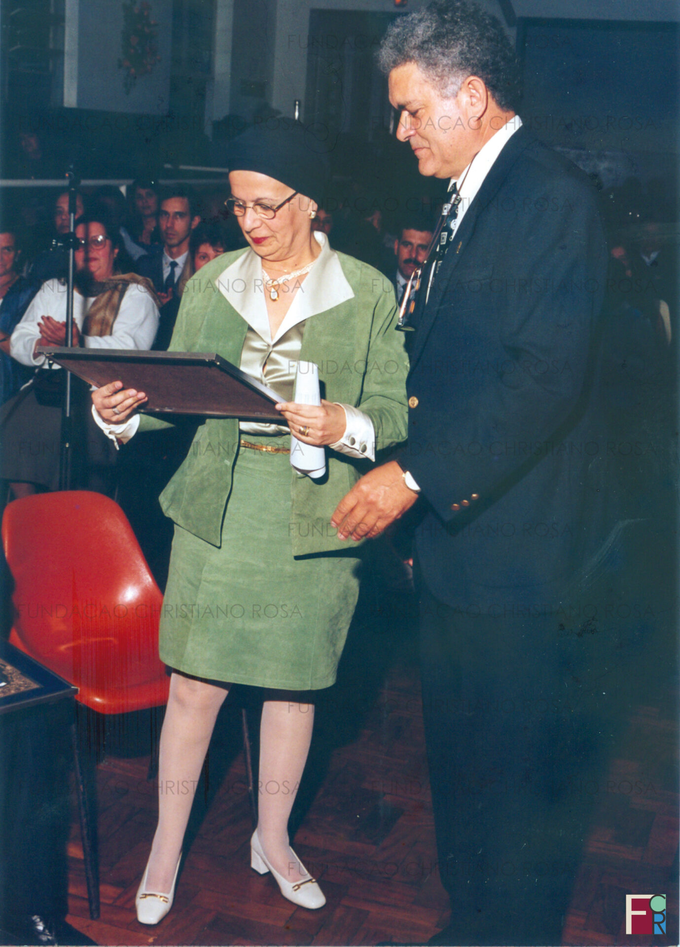 Dias de luta, Dia da Mulher - Célia Ap. Rosa, instituidora da Fundação Christiano Rosa, recebe homenagem das mãos do vereador Joca Leal.