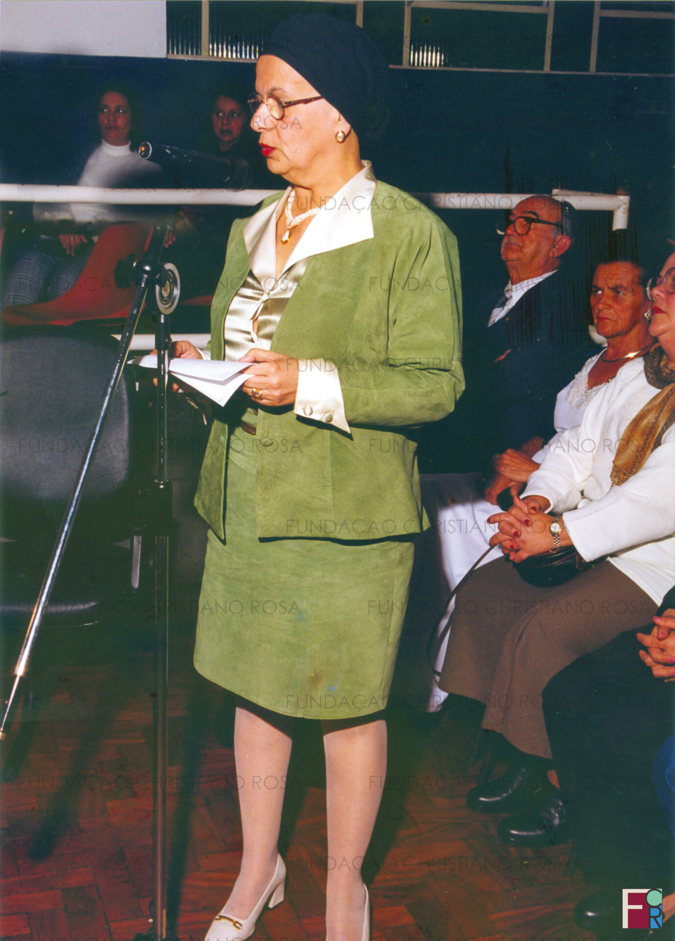 Dias de luta - Dia da Mulher: Célia Ap. Rosa, instituidora da Fundação Christiano Rosa, agradece prêmio recebido da Câmara Municipal de Piquete, em junho de 1996.