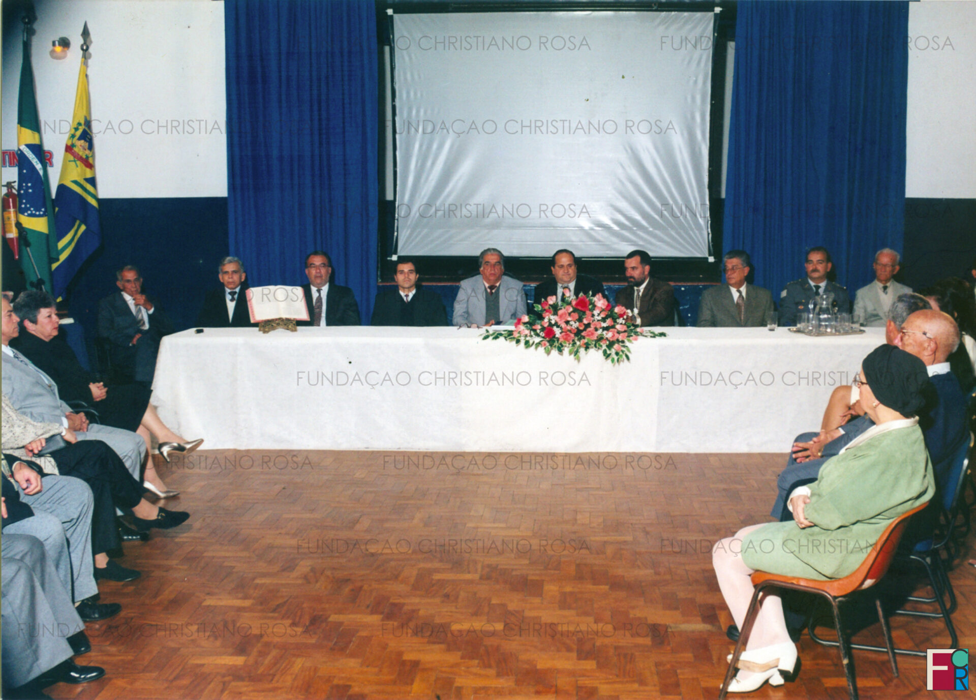Mesa diretora da Sessão Solene da Câmara Municipal de Piquete comemorativa do Aniversário de 105 anos do município, em 15 de junho de 1996. Ao centro, o então presidente da Câmara, Vereador Hugo Ricardo Soares.