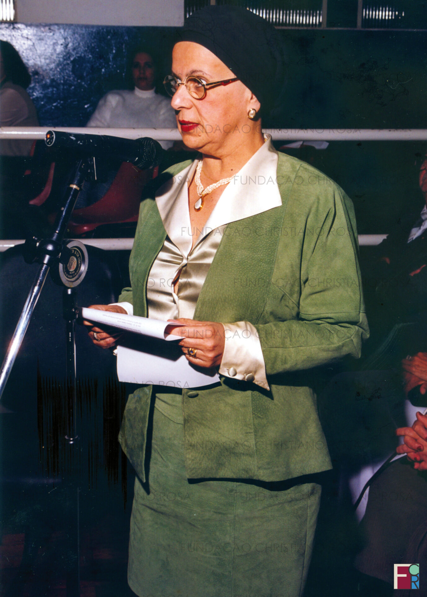 Dias de luta - Dia da Mulher: Célia Ap. Rosa, instituidora da Fundação Christiano Rosa, agradece prêmio recebido da Câmara Municipal de Piquete, em junho de 1996.