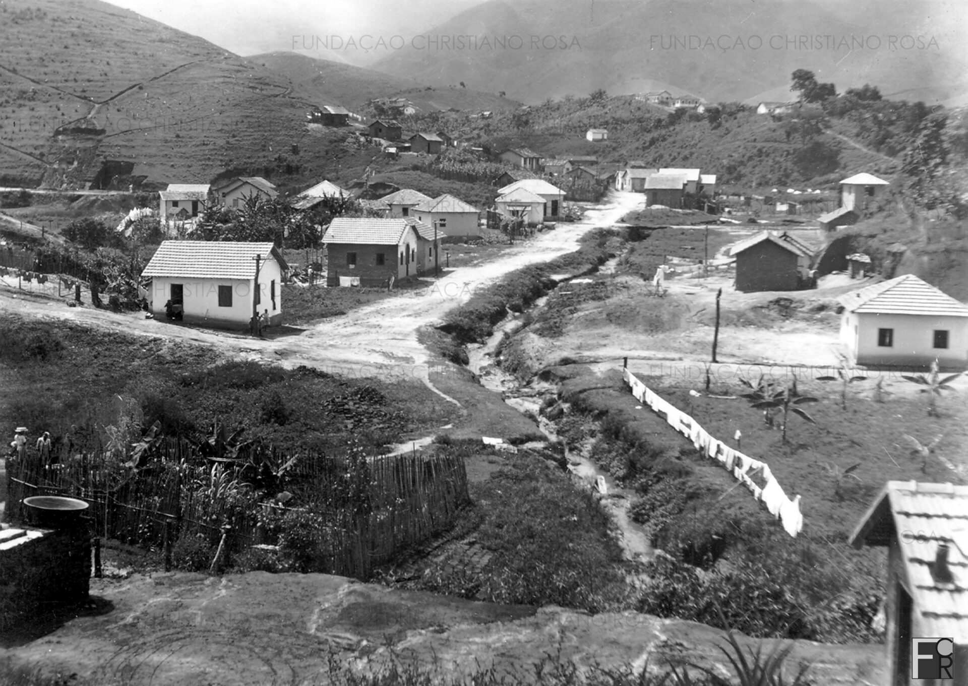 Vila Célia, início dos anos de 1950, cortada pelo Córrego do Araçá. Em primeiro plano, a atual Rua Dr. Gama Rodrigues.