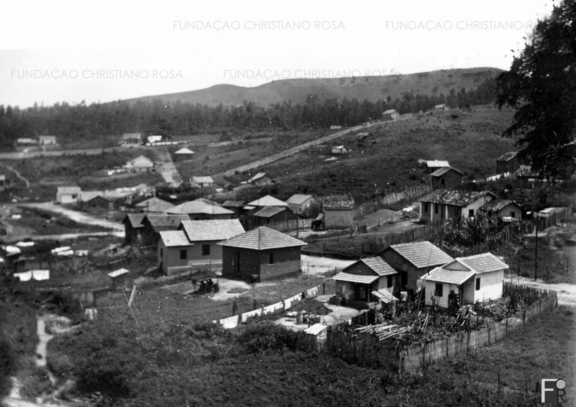 Vila Célia, vista do Morro do Carioca. A Vila foi formada pelo Sr. Christiano Alves da Rosa, que loteou, construiu e vendeu as primeiras casas, no início dos anos de 1950. As terras pertenceram à D. Maria da Silva, que mantinha no local um rancho de tropas.