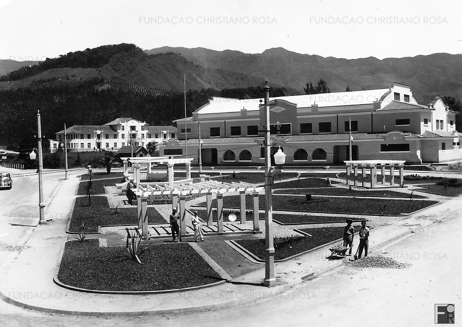 Magnífica vista do ginásio de esportes conhecido como "Elefante Branco", na Praça Duque de Caxias, em 1952. Ao fundo, o Hospital da FPV.