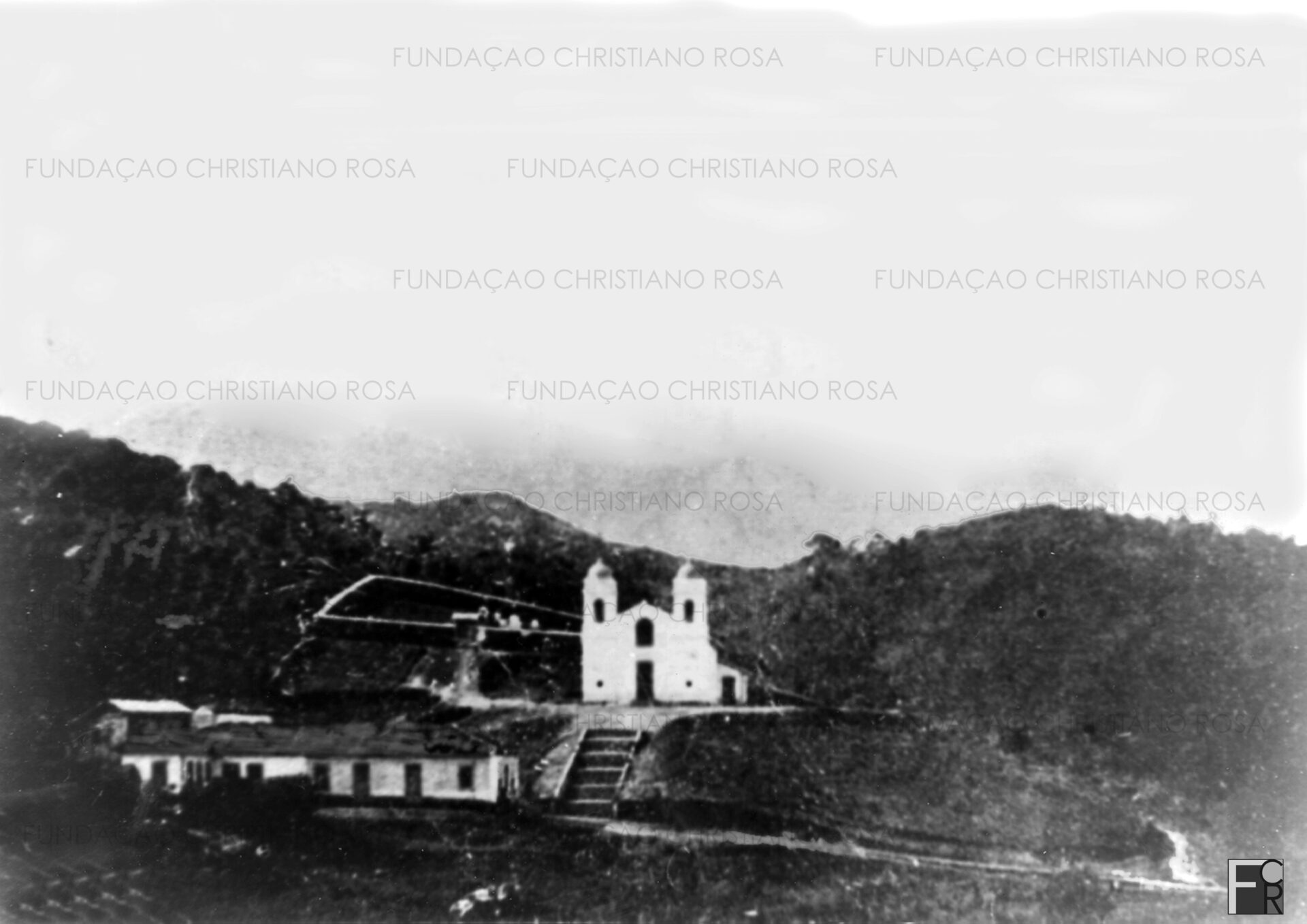 Vila Vieira do Piquete: a Câmara Municipal, a Matriz e o cemitério. A escada que subia da Rua Cel. José Mariano ao adro da igreja foi construída em 1985, por indicação do Vereador Antônio Nestor de França. Mais tarde seria demolida para dar passagem à estrada de rodagem Lorena x Itajubá.