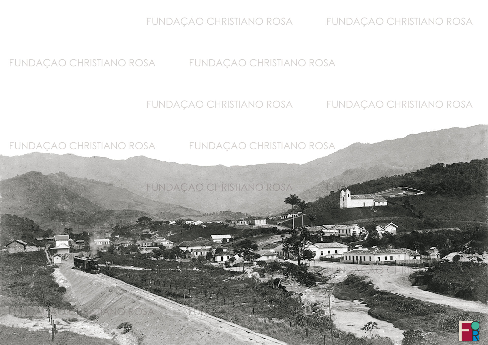 Vista Parcial do "centro" da Vila Vieira do Piquete, no início do século XX. No primeiro plano, uma locomotiva e seu vagão de passageiros deixam a Estação Rodrigues Alves em direção a Lorena.