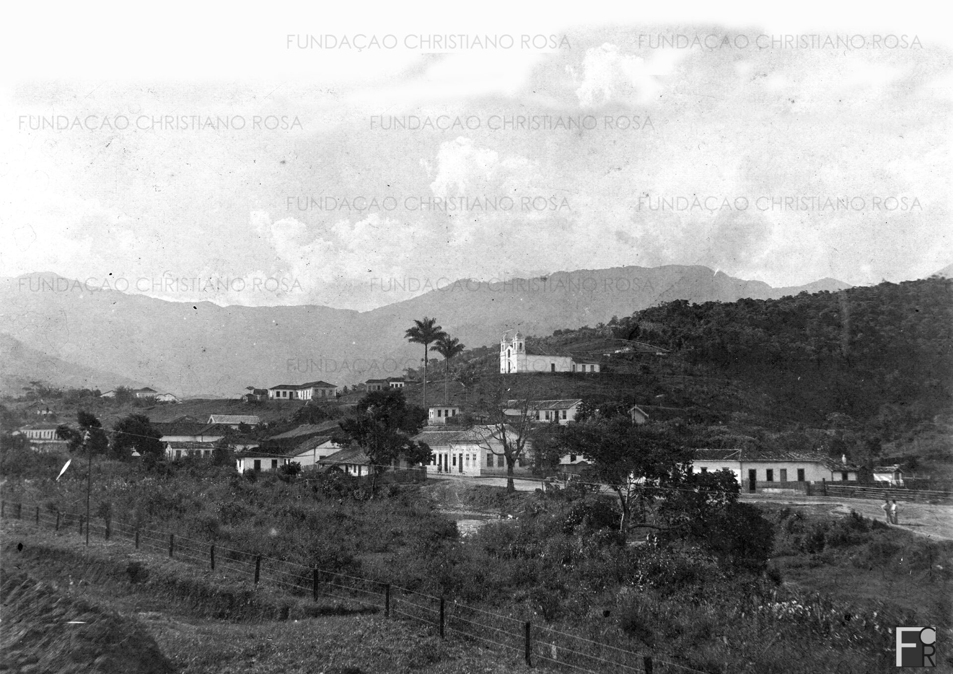 Vista Parcial do "centro" da Vila Vieira do Piquete, no início do século XX. No primeiro plano, trecho da Rua Dr. Américo Brasiliense, atual Rua Major Carlos Ribeiro.