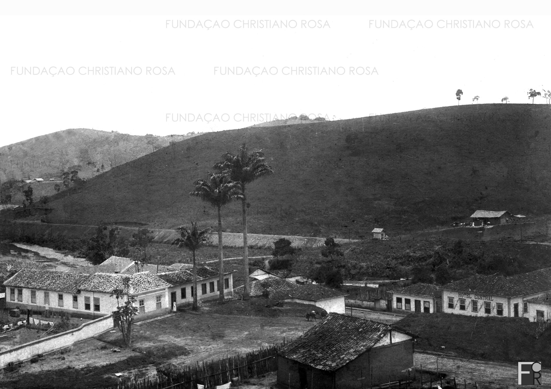 Hotel das Palmeiras e início da Rua Cel. José Mariano. Mais abaixo, à Rua Dr. Américo Brasiliense, o Hotel Central.