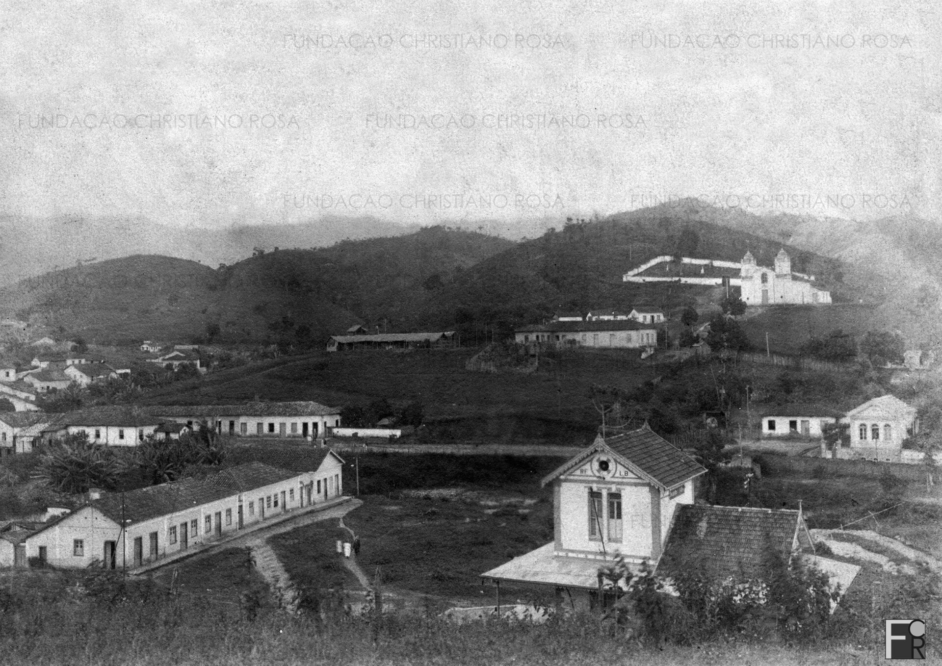 Estação Rodrigues Alves. À esquerda, conjunto de casas geminadas edificadas pela Comissão Construtora do Ramal Férreo para seus operários.
