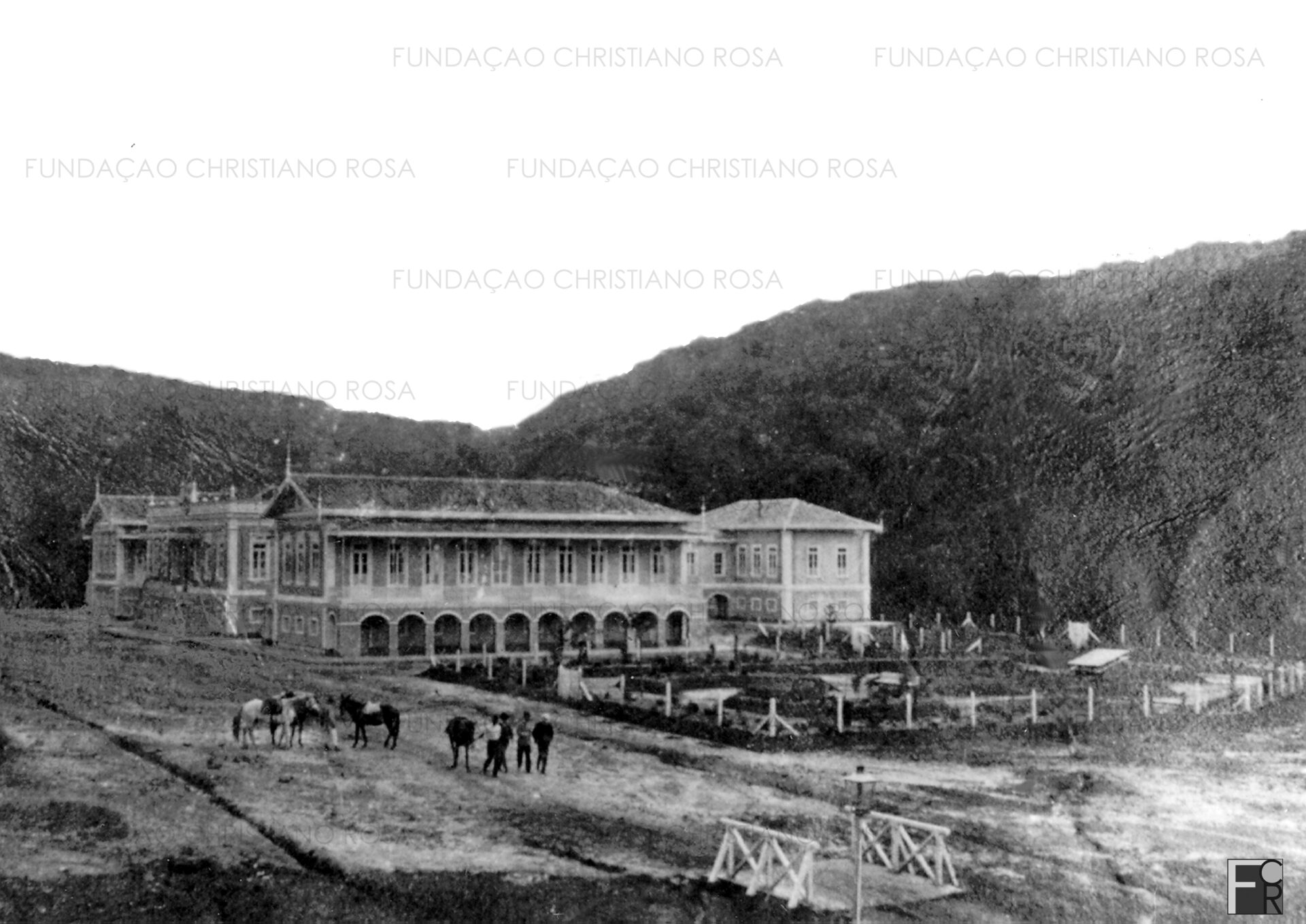 Sanatório Militar de Lavrinhas, em construção. Em 24 de janeiro de 1902, a Comissão Construtora se instalou no local, sob o comando do Tenente Coronel Dr. João Teixeira Maia, com 14 operários do Arsenal de Guerra e mais 40 praças. Construído em tempo recorde, funcionou até 1911, quando foi desativado.