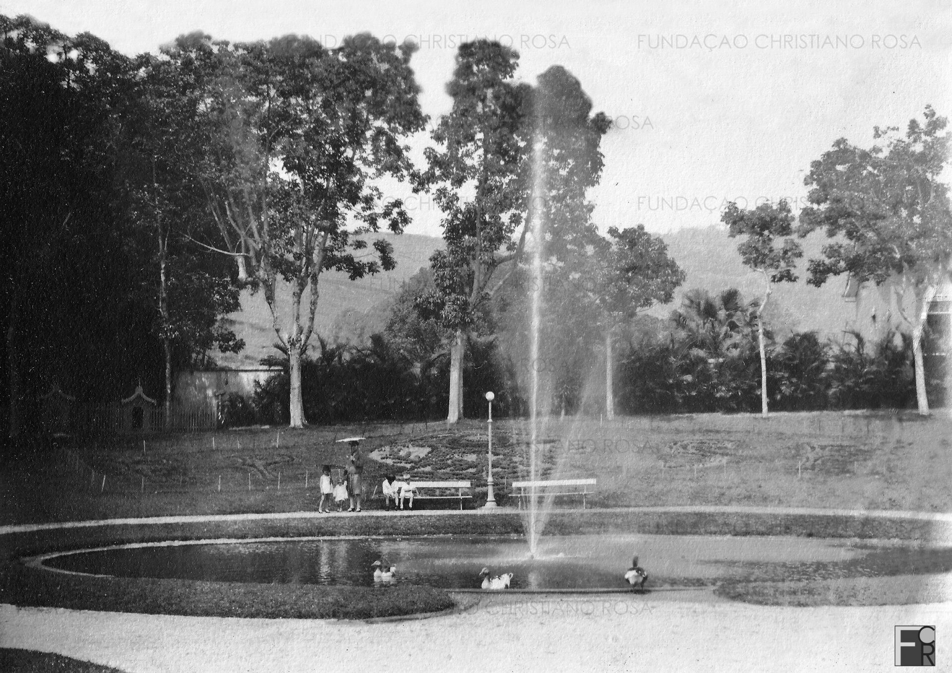Esposa e filhos do Dr. Frederico Einsenlohr, médico da Fábrica de Pólvora sem Fumaça na Praça da Estação Estrela do Norte, na Vila Militar da Estrela. Foto de 1930.