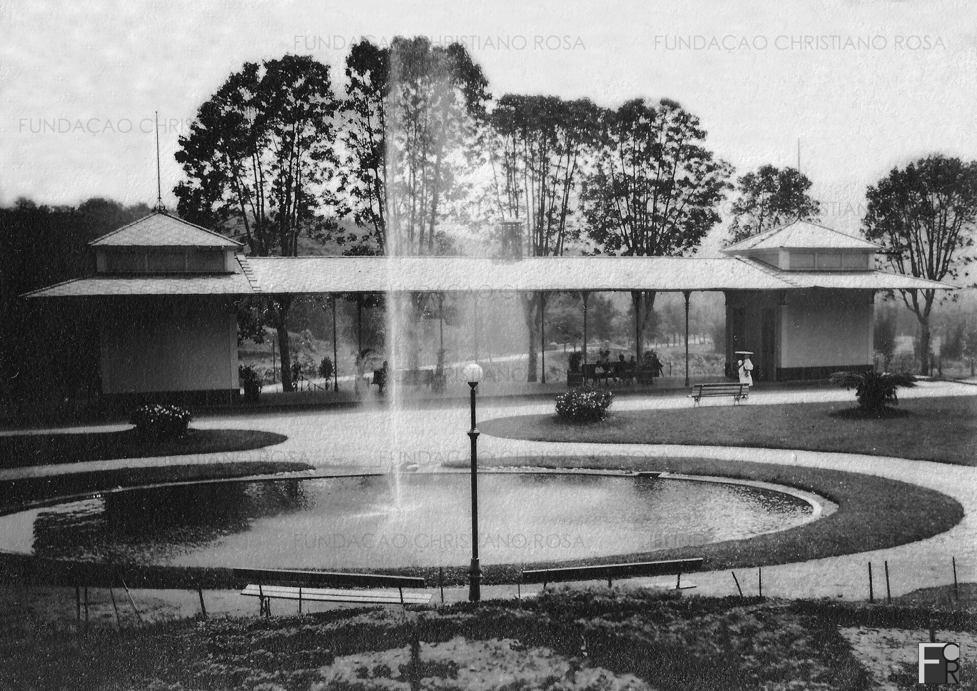 Chafariz da Praça da Estação Estrela do Norte, na Vila Militar da Estrela. Foto de 1930.