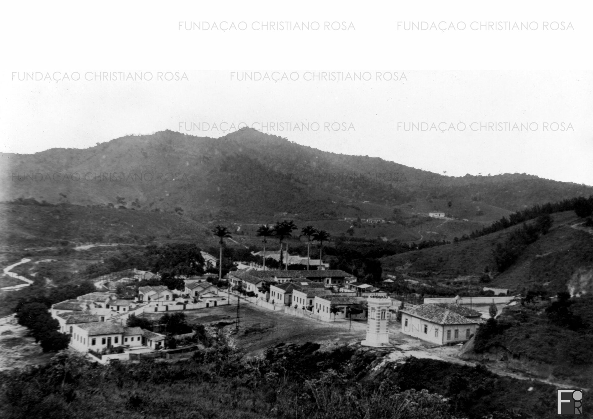 Vista da Vila Estrela do Norte, em 1914. Ao lado do torreão de energia elétrica, o Cassino dos Oficiais militares. Ao longe, à direita, o Grupo Escolar do Piquete. na estrada Lorena x Itajubá, à época denominada Rua Comendador Custódio Vieira.
