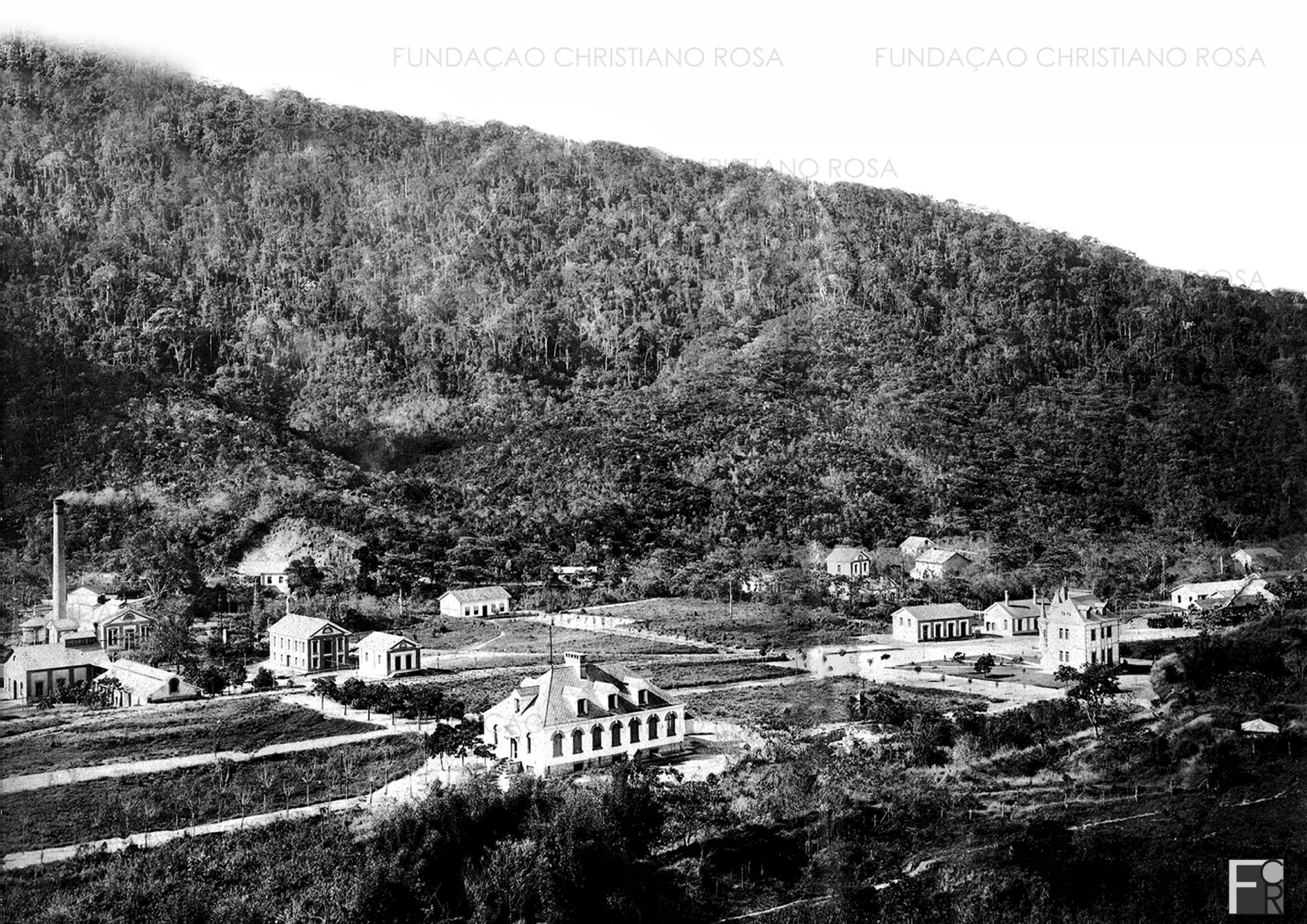 Vista parcial do interior da Fábrica de Pólvora sem Fumaça, em 1914. Destaca-se na imagem o Laboratório Químico, local da assinatura da ata de fundação daquele estabelecimento fabril.