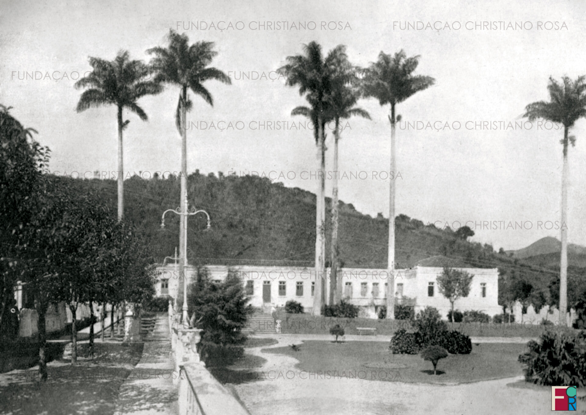 Antiga sede da Fazenda Estrela do Norte, que pertenceu ao Comendador Custódio Vieira da Silva. Em julho de 1905 foi vendida pelos seus herdeiros para o Governo Federal. Inteiramente remodelada, serviu como residência para os primeiros oficiais militares da Fábrica de Pólvora sem Fumaça. Foto da década de 1920.