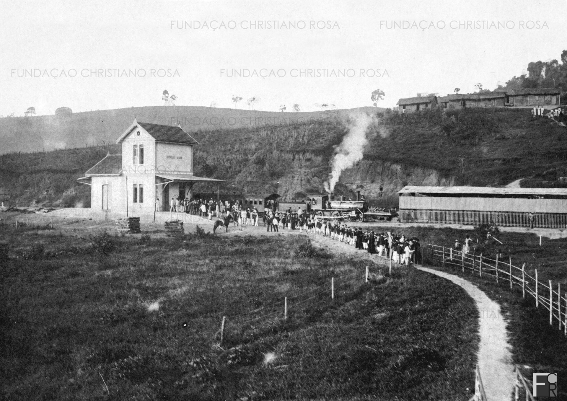 Desembarque de alunos do Colégio São Joaquim na Estação Ferroviária Rodrigues Alves, à Vila Vieira do Piquete, vindos de Lorena. Foto de 1910.