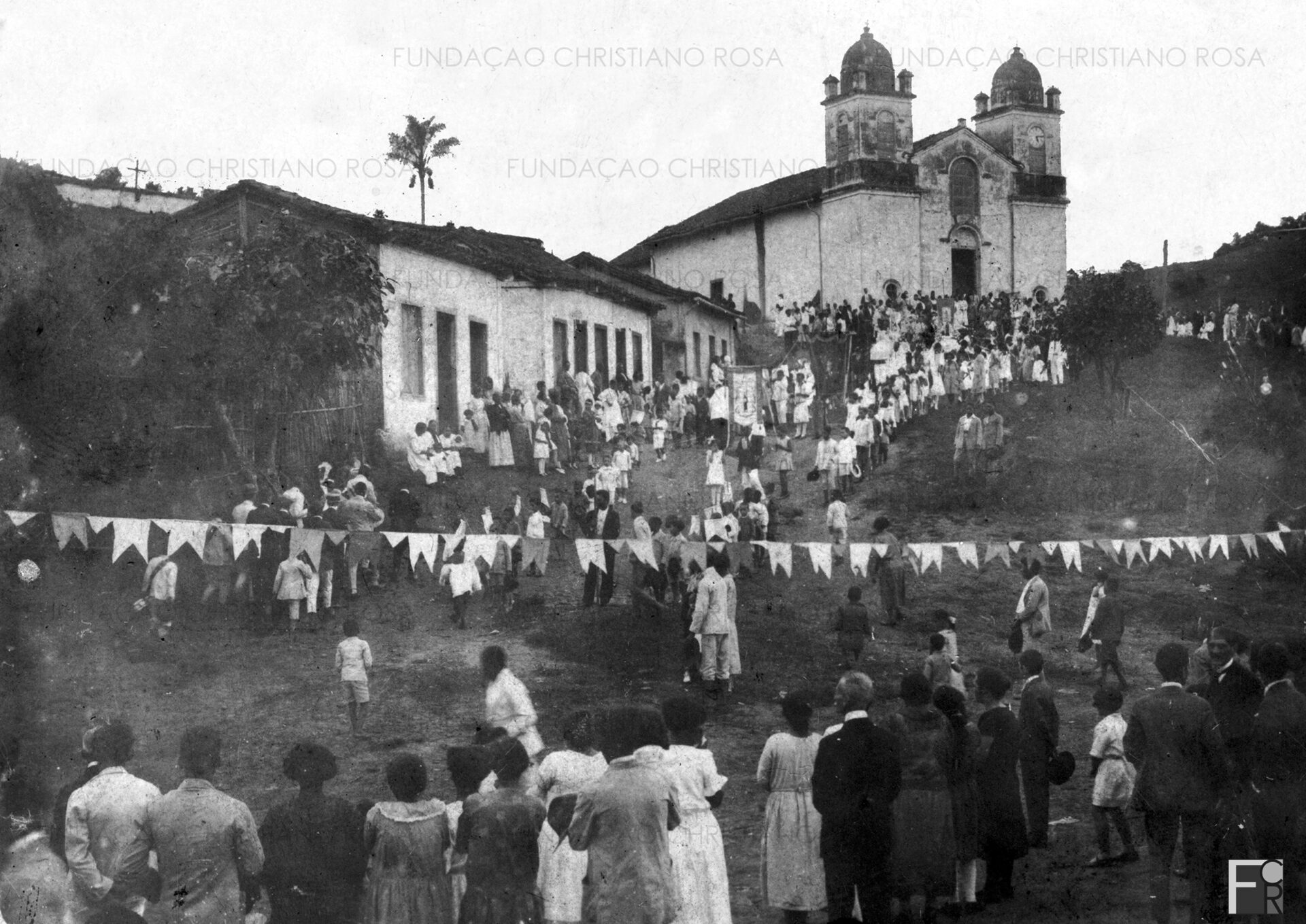 Saída de uma procissão da Matriz de São Miguel, atualmente Igreja de São Miguel e Almas. Foto da década de 1920.
