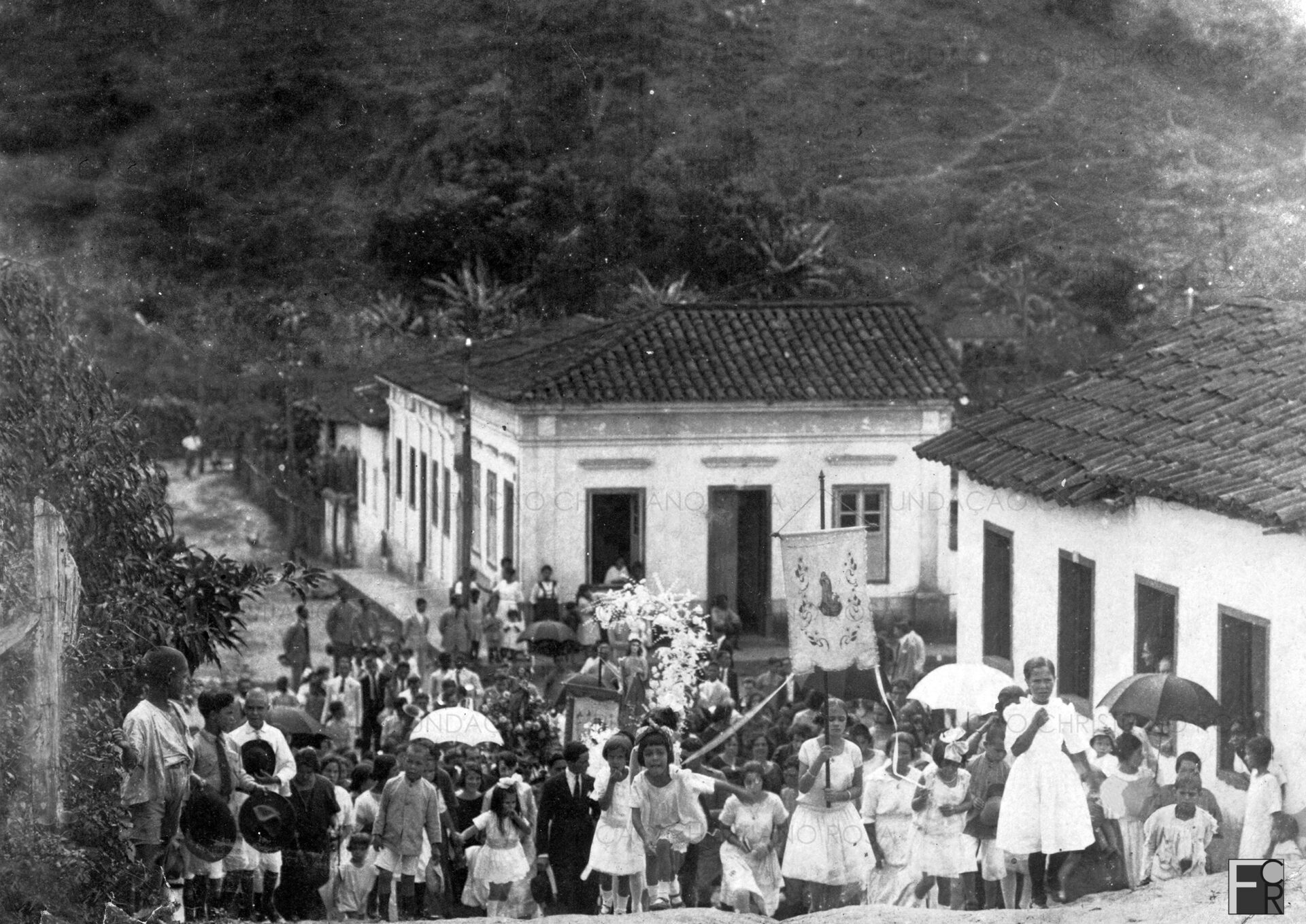 Chegada de uma procissão à antiga Capela de São José, localizada no bairro de mesmo nome. Foto do início da década de 1930.
