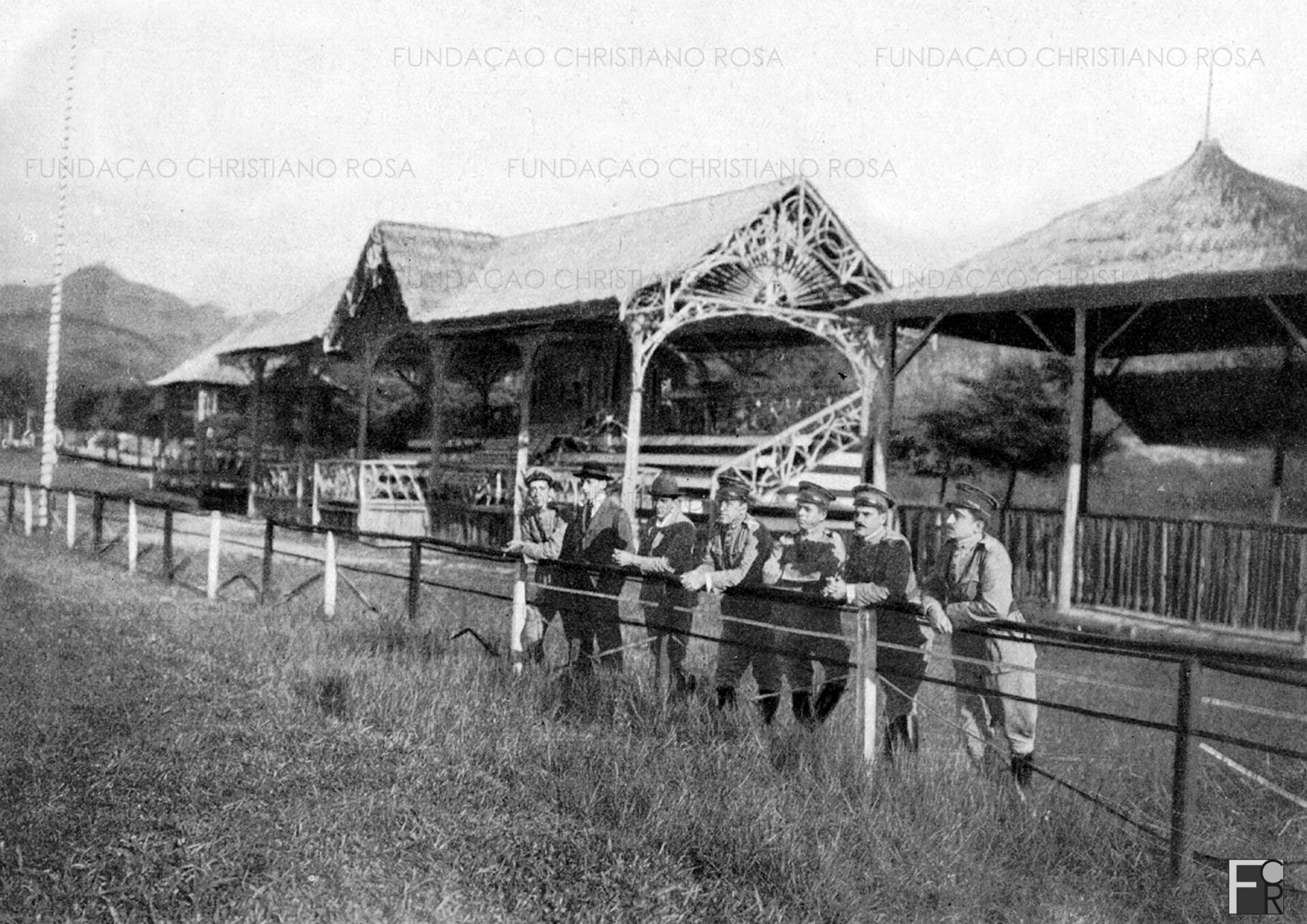 Estádio de futebol do "Sport Club Estrela", na década de 1930. A fundação do clube ocorreu no dia 14 de dezembro de 1914. O primitivo campo localizava-se onde hoje é a rua Expedicionário Genésio Valentim Corrêa, próximo do Rio Piquete. Na foto, o ginásio já ocupava o atual local de instalação.