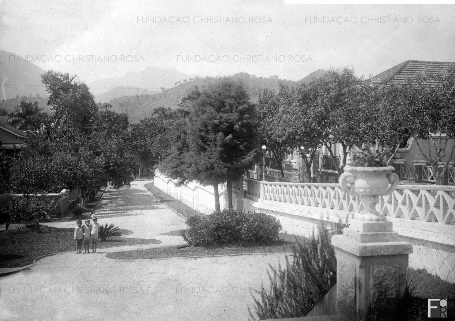 Ângulo da entrada da Vila Estrela do Norte, talvez o primeiro centro urbano planejado e implantado no estado de São Paulo. Possuía luz elétrica, correio, praças agradáveis, duas estações férreas, ruas arborizadas, passeios cimentados e leitos carroçáveis revestidos de pedra brita.