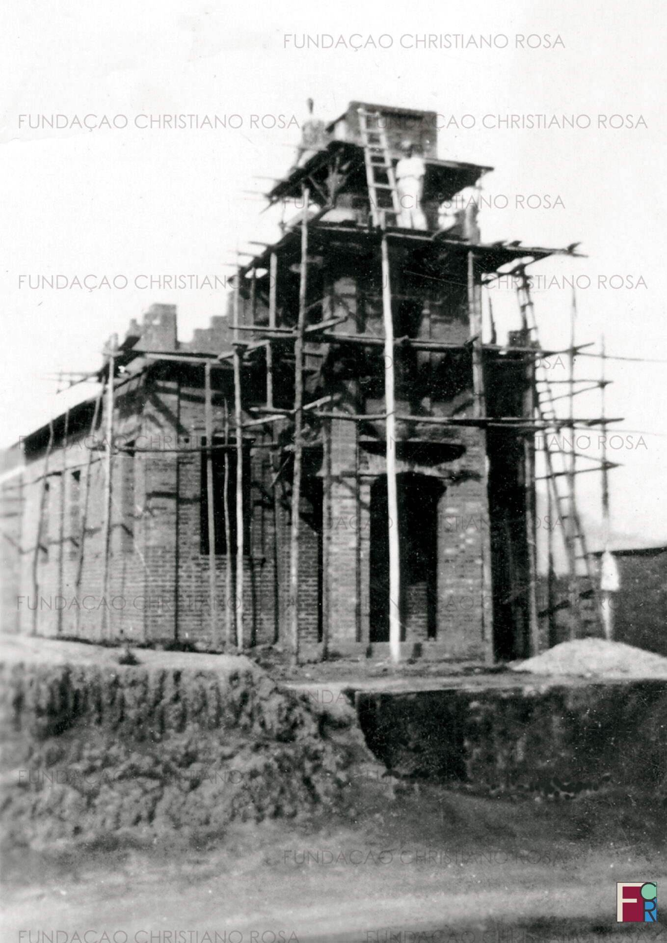 Igreja Metodista em construção. Em 1938, a Congregação Metodista de Piquete comprou dois terrenos à rua Cel, Luiz Relvas do Sr. José Monteiro de Brito Júnior para construção do templo. As obras tiveram início em 1 de Junho de 1938.