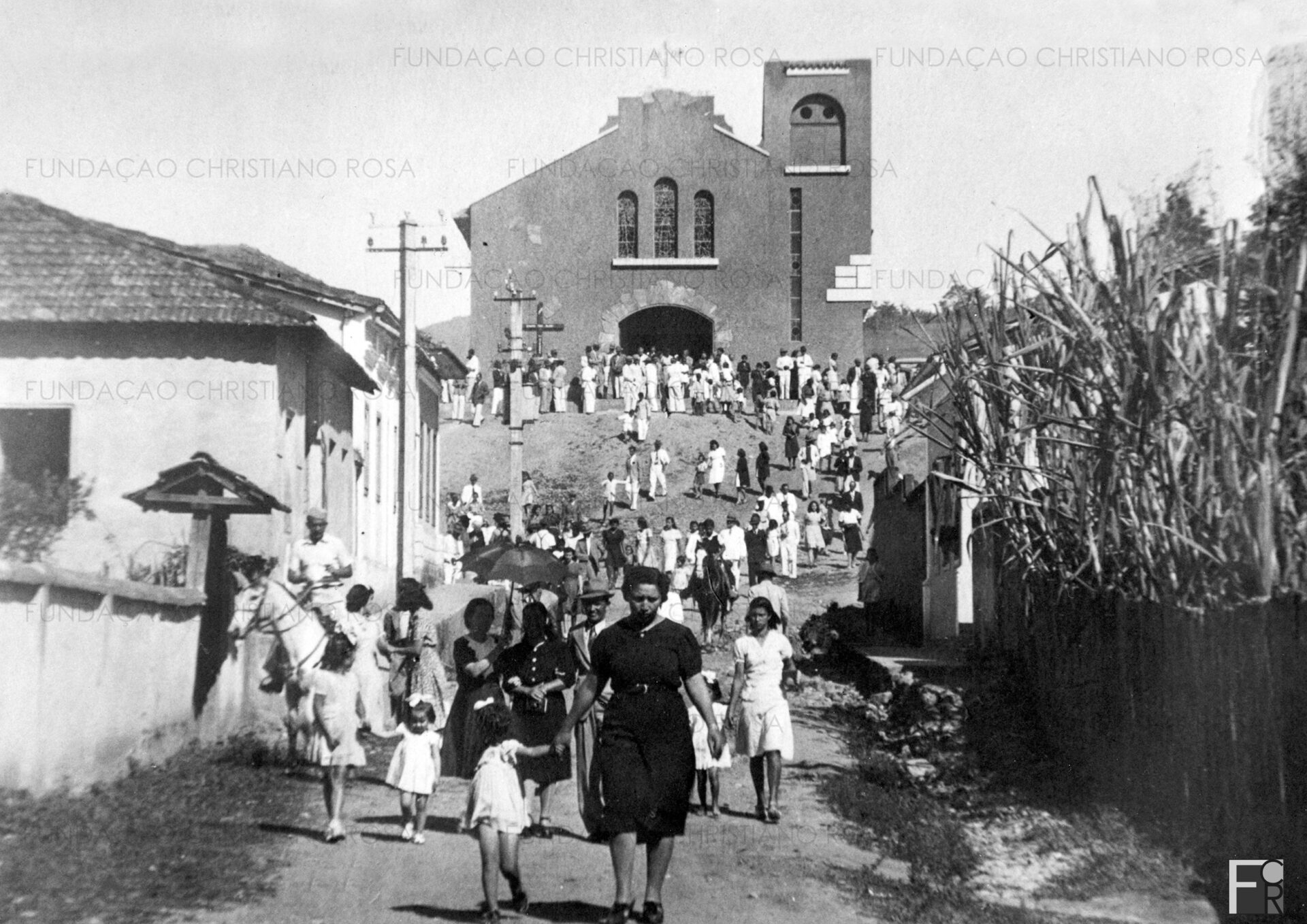 Término de missa na Igreja São José visto do inicio da Rua Dr. Oliveira Braga.