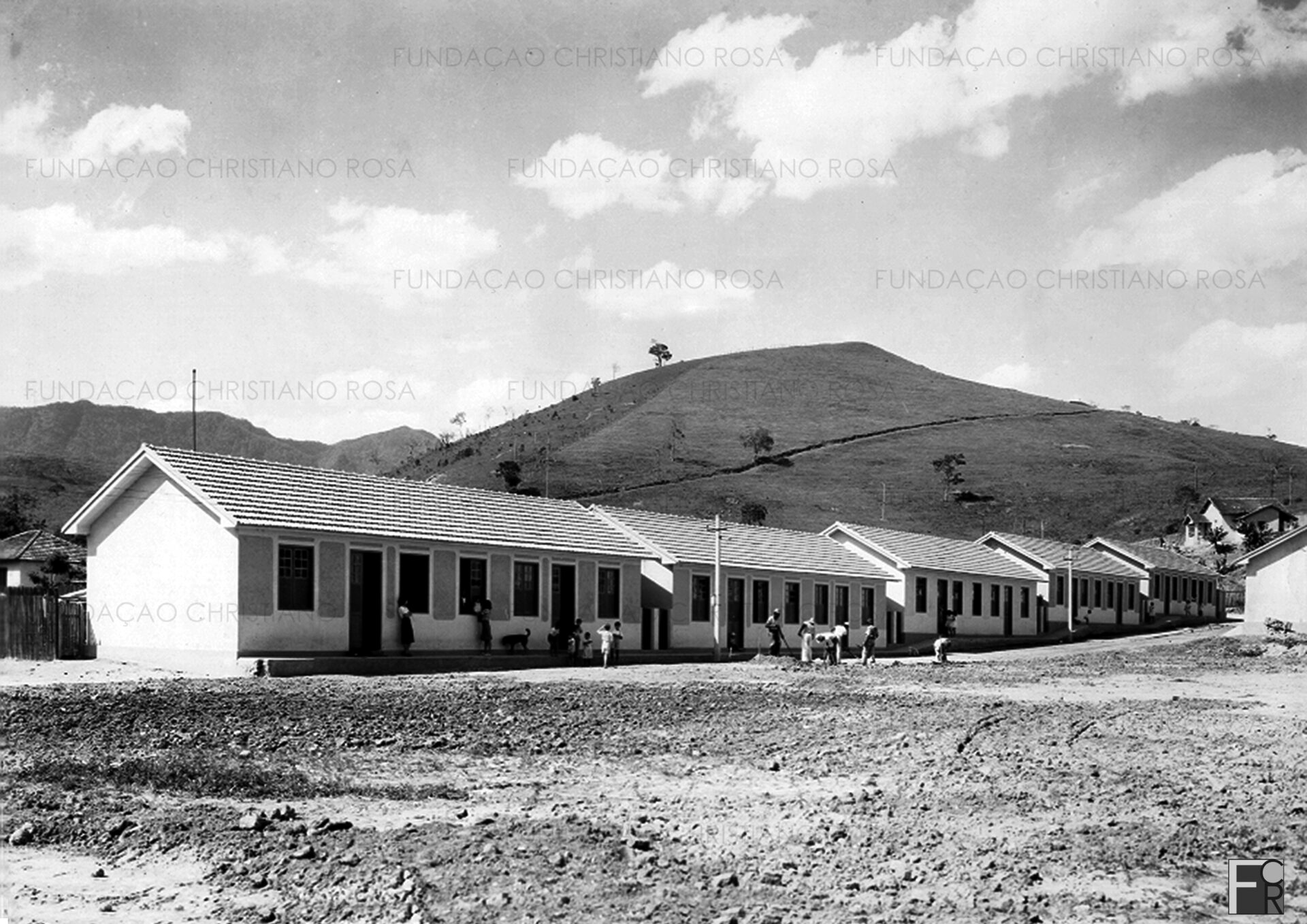 Vila Duque de Caxias, em foto da década de 1940. A Vila teve início em 1938, em complemento ao programa de construção de casas para operários idealizado pelo Cel. Gomes Carneiro e teve a supervisão do Capitão Monte.