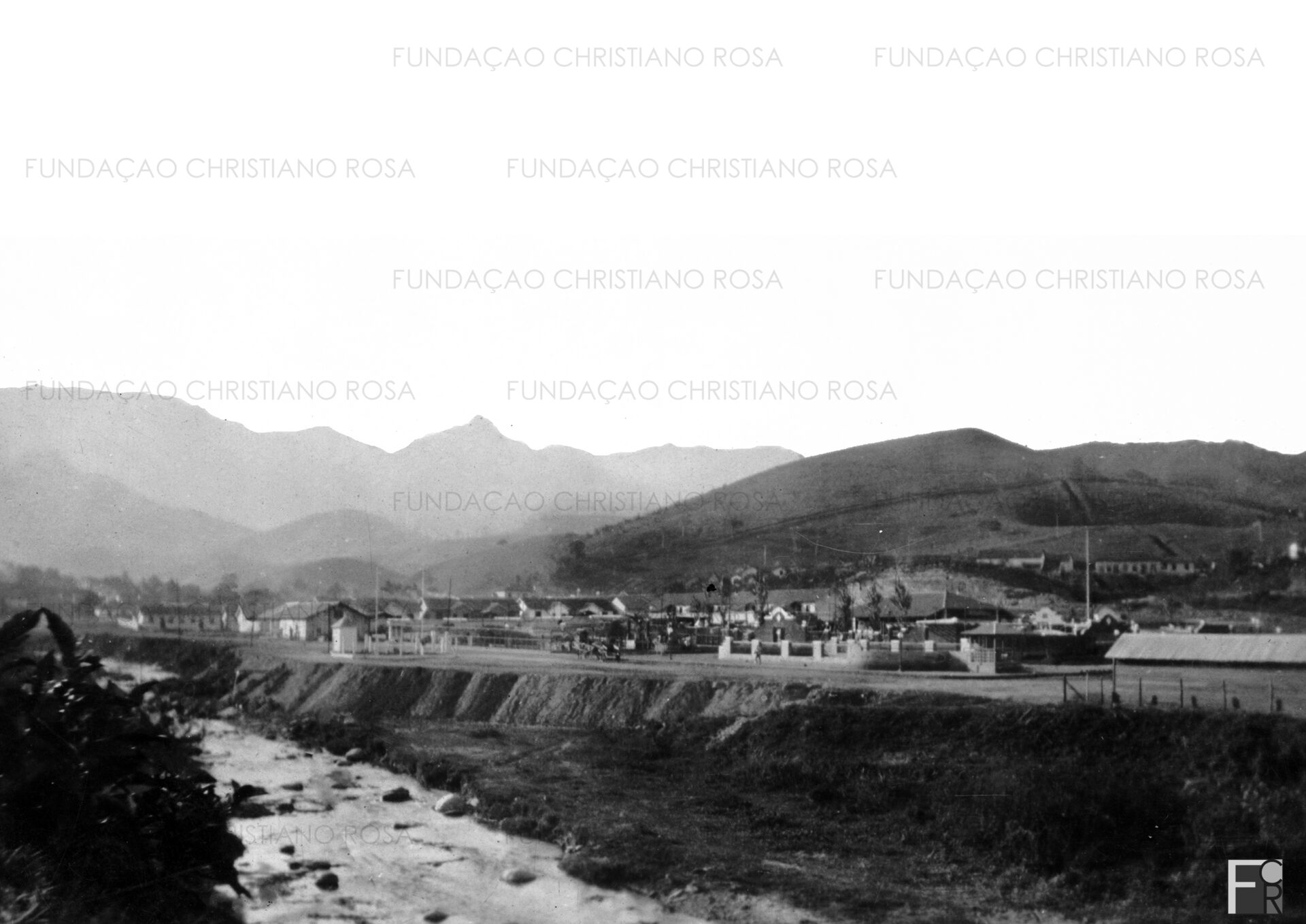 Trecho da Vila Duque de Caxias, vendo-se a Escola Industrial Feminina, que, mais tarde, seria conhecida como Escola Normal.
