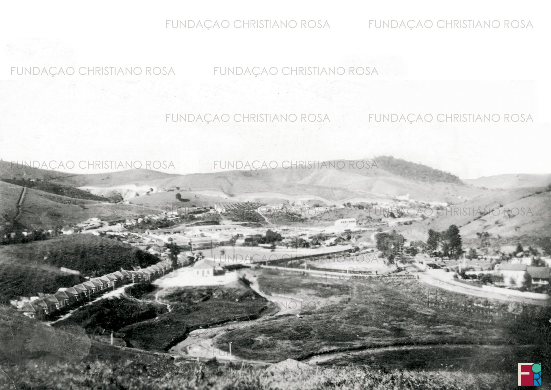 Ampla visão que abrange quase toda a obra assistencial da FPV à época: casas para operários (Av. General Carneiro e Vila Duque de Caxias), hospital (atual Fórum) e campo de futebol.