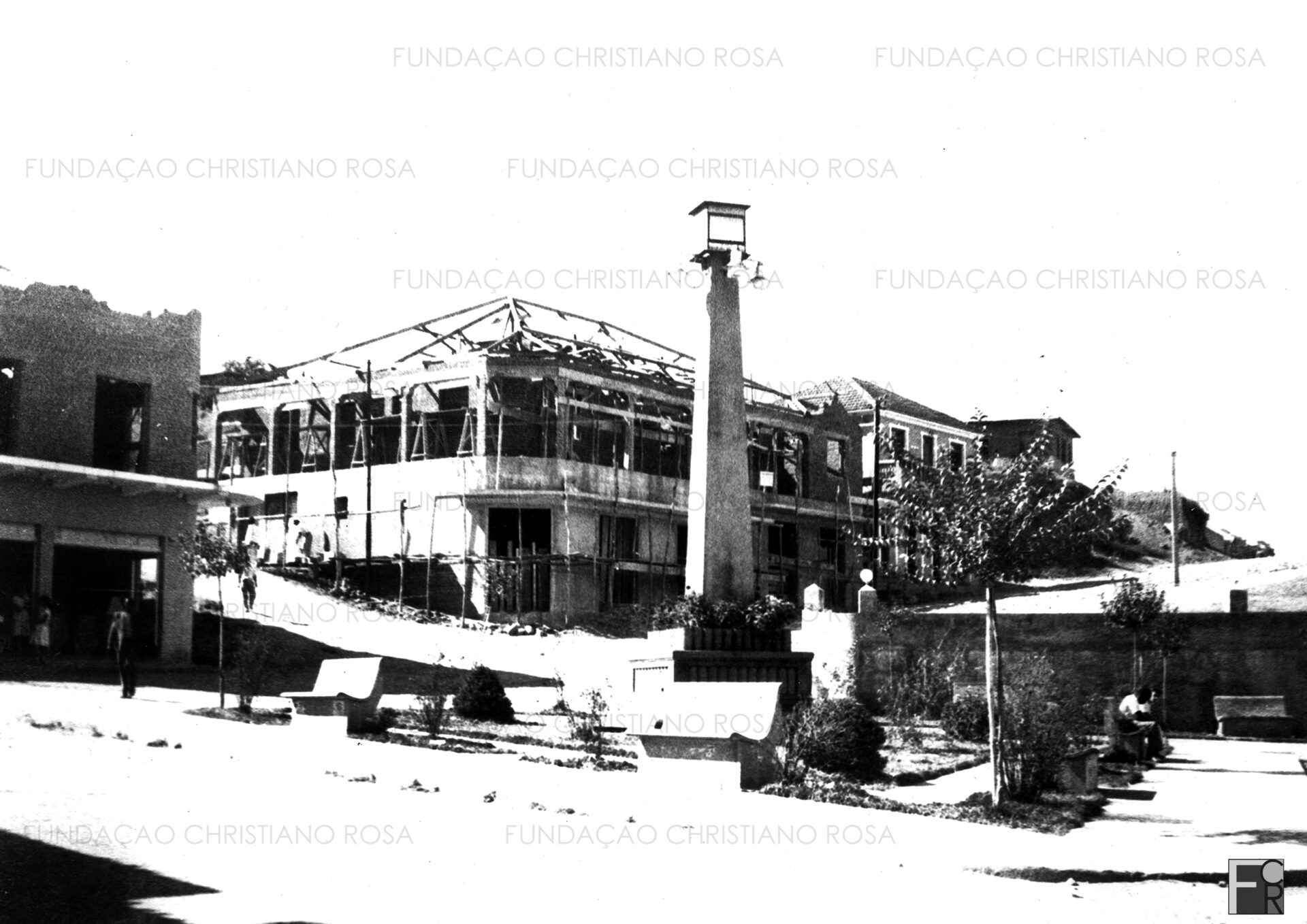 Praça da Bandeira, final da década de 1940. Na administração do Prefeito Luiz Vieira Soares ocorreu sua remodelação. Na ocasião, foi demolido o paredão, visto nesta imagem, que a delimitava. Possibilitou-se, assim, a sua expansão.