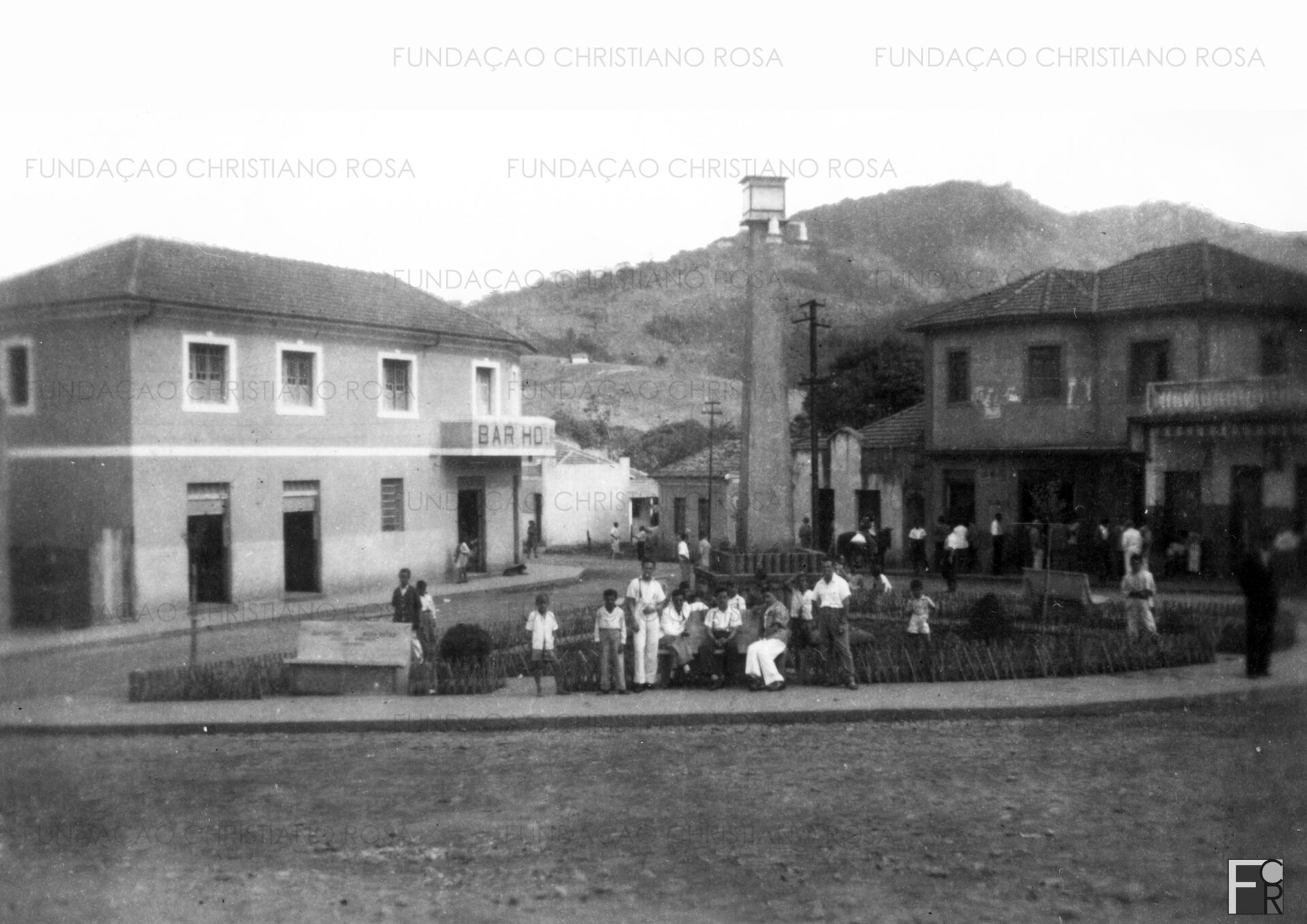 Praça da Bandeira. Com a construção da Praça e da Vila Duque de Caxias, o centro da cidade se deslocou para essa região. Na administração do Prefeito Luiz Arantes Júnior foi feito o calçamento ao redor da mesma.