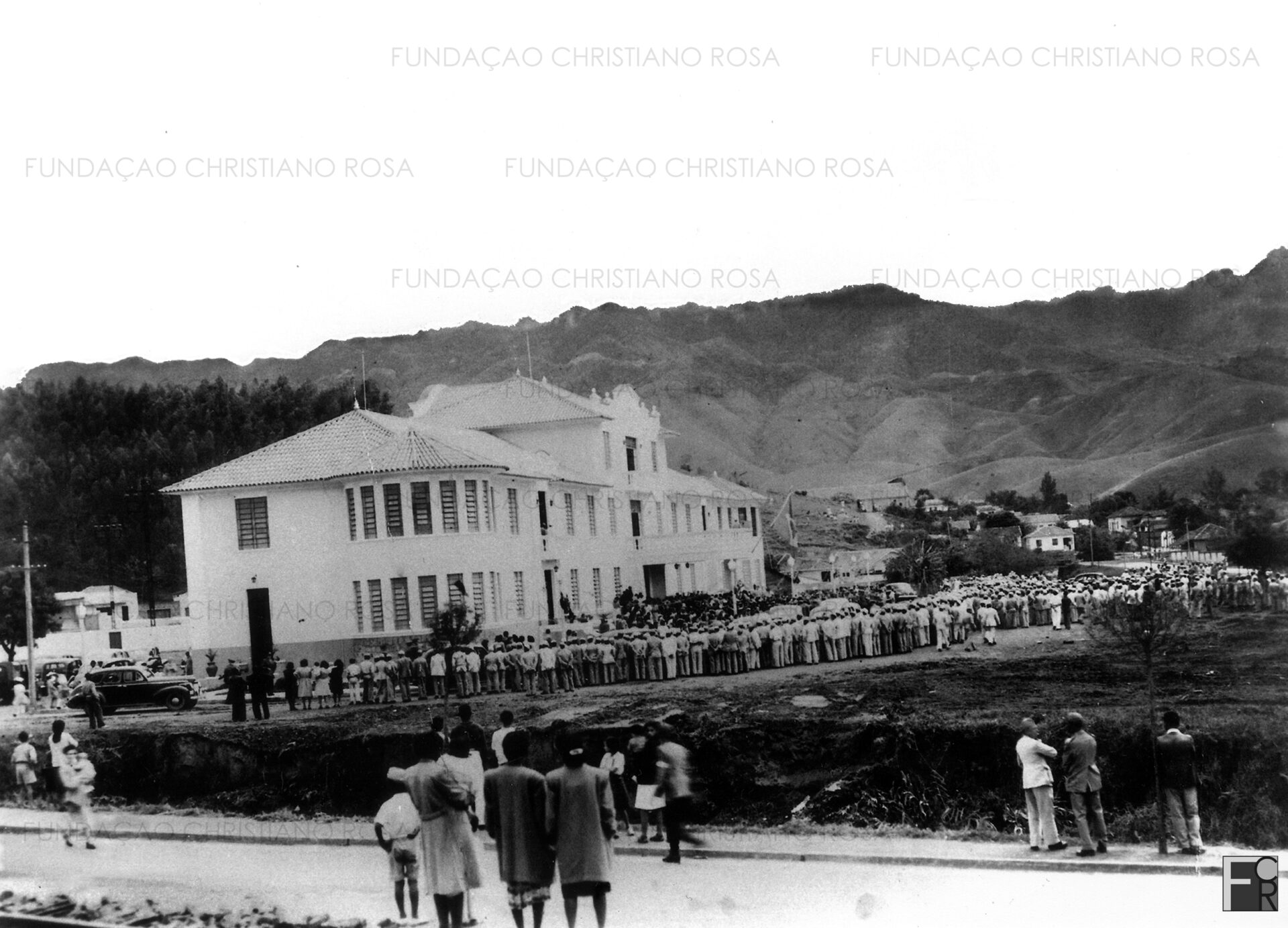 Inauguração do Hospital da FPV, em 28 de agosto de 1948 com a presença do Presidente da República, Eurico Gaspar Dutra. Na foto, vê-se multidão composta pelo operariado da FPV e moradores de Piquete, que se aglomeraram para melhor conhecer o tão belo prédio.