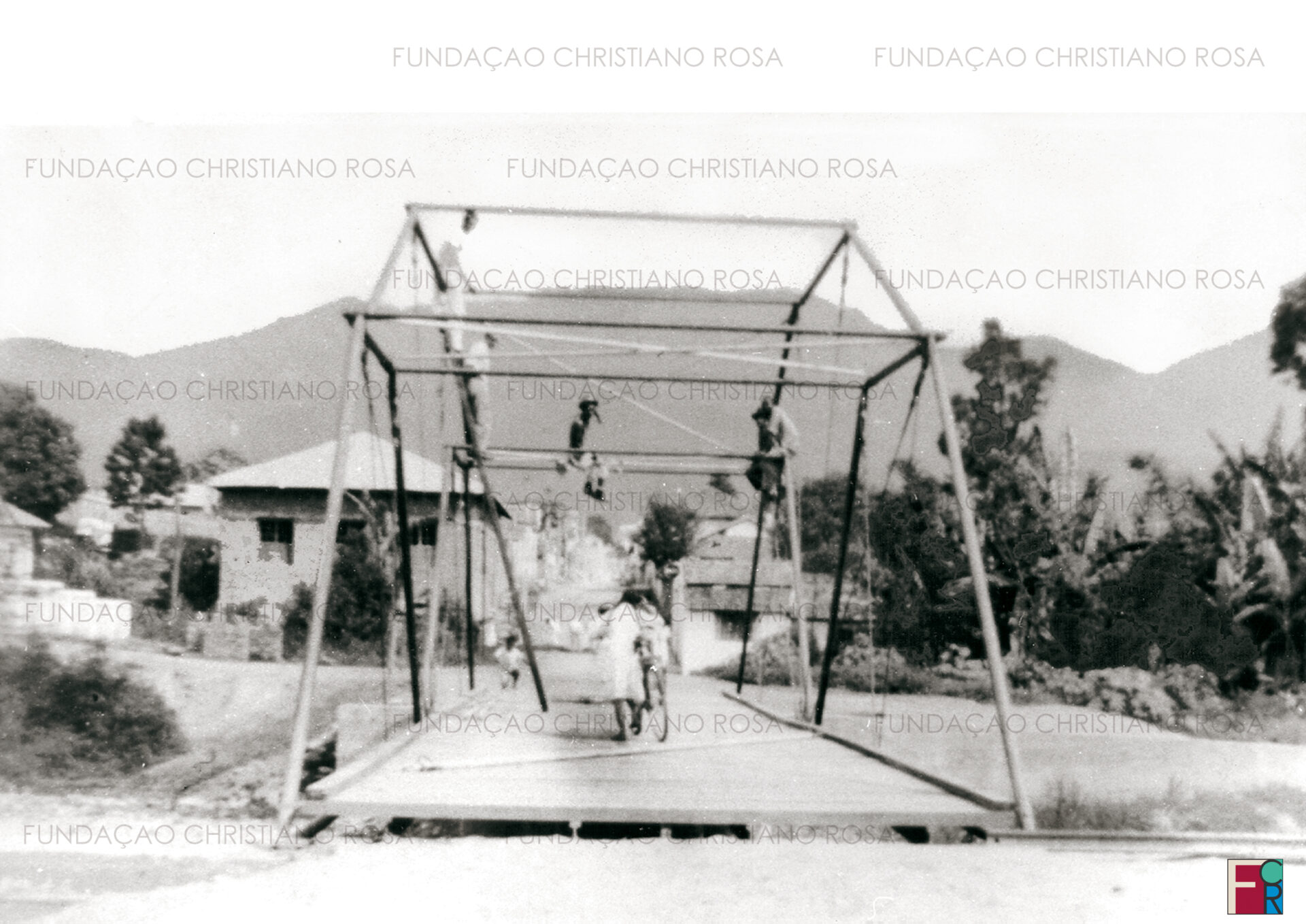 Ponte metálica construída pelos ex-alunos da Escola Industrial Masculina sobre o ribeirão Benfica, à Rua Cel. Pederneiras.
