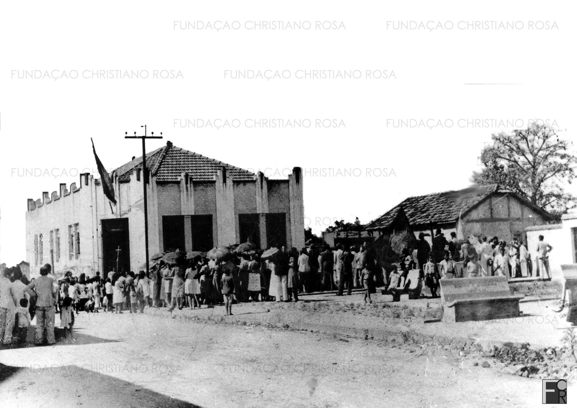 Festa cívico-religiosa no prédio da Prefeitura e Câmara, que aí funcionaram até a década de 1960. O edifício foi construído na administração do Sr. José de Brito Júnior e localiza-se à Praça 15 de Junho.