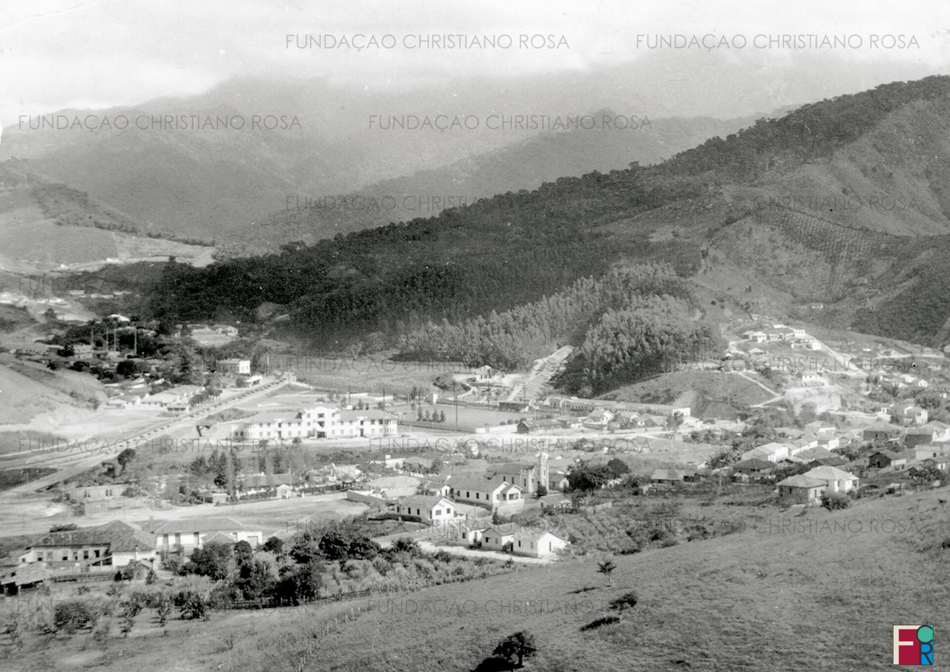Visão parcial do atual centro da cidade em fotografia tirada do loteamento Parque São Miguel, no final da década de 1940.