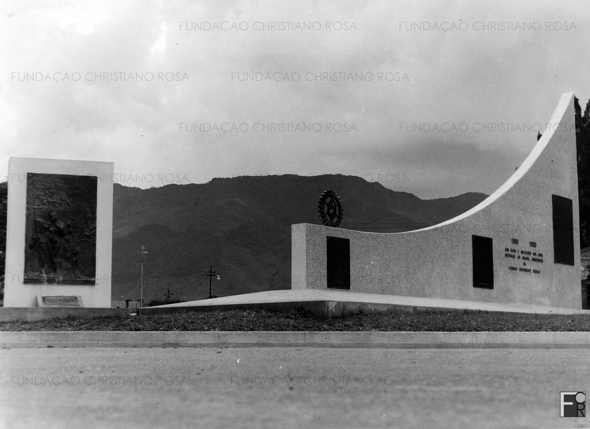 Monumentos comemorativos do Cinquentenário da Fábrica Presidente Vargas, inaugurados em 15 de março de 1909.