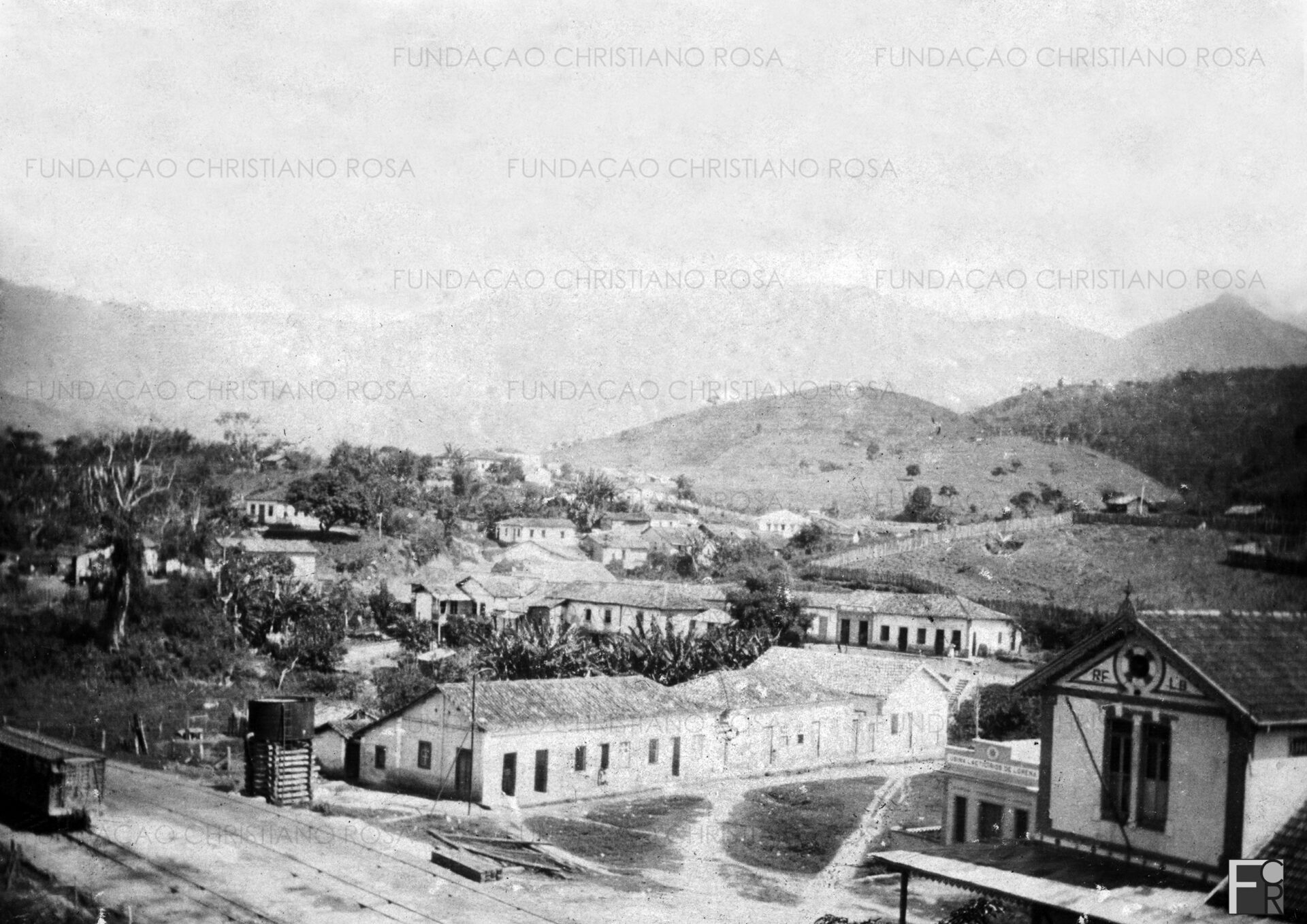 No Largo da Estação Ferroviária Rodrigues Alves, vê-se uma vagão e a caixa d'água para locomotivas. Foto da década de 1920.