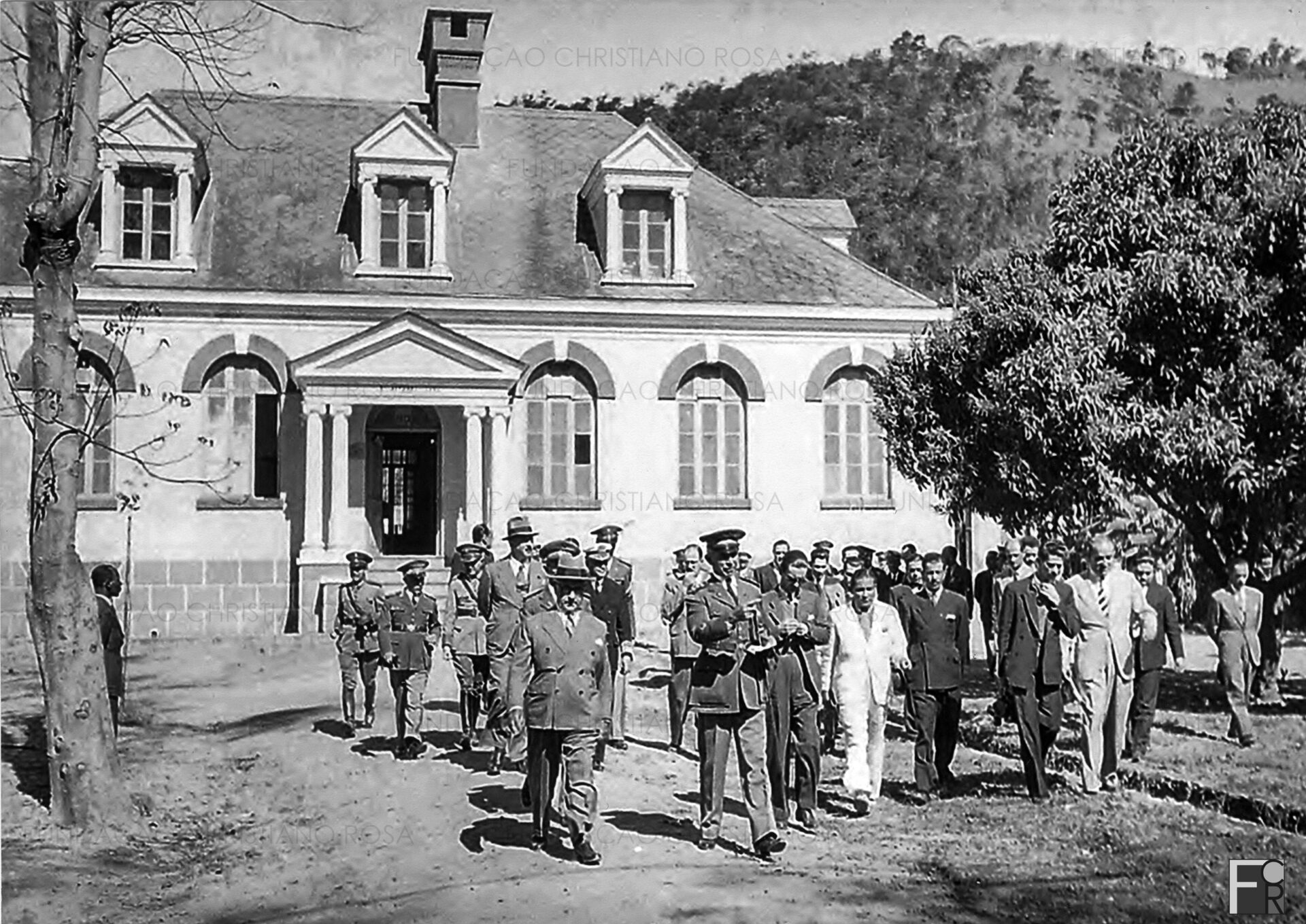 Visita do Presidente Getúlio Vargas à Fábrica de Pólvora sem Fumaça, em julho de 1939. Em primeiro plano, o Presidente e o Diretor da Fábrica, Cel. Gomes Carneiro.