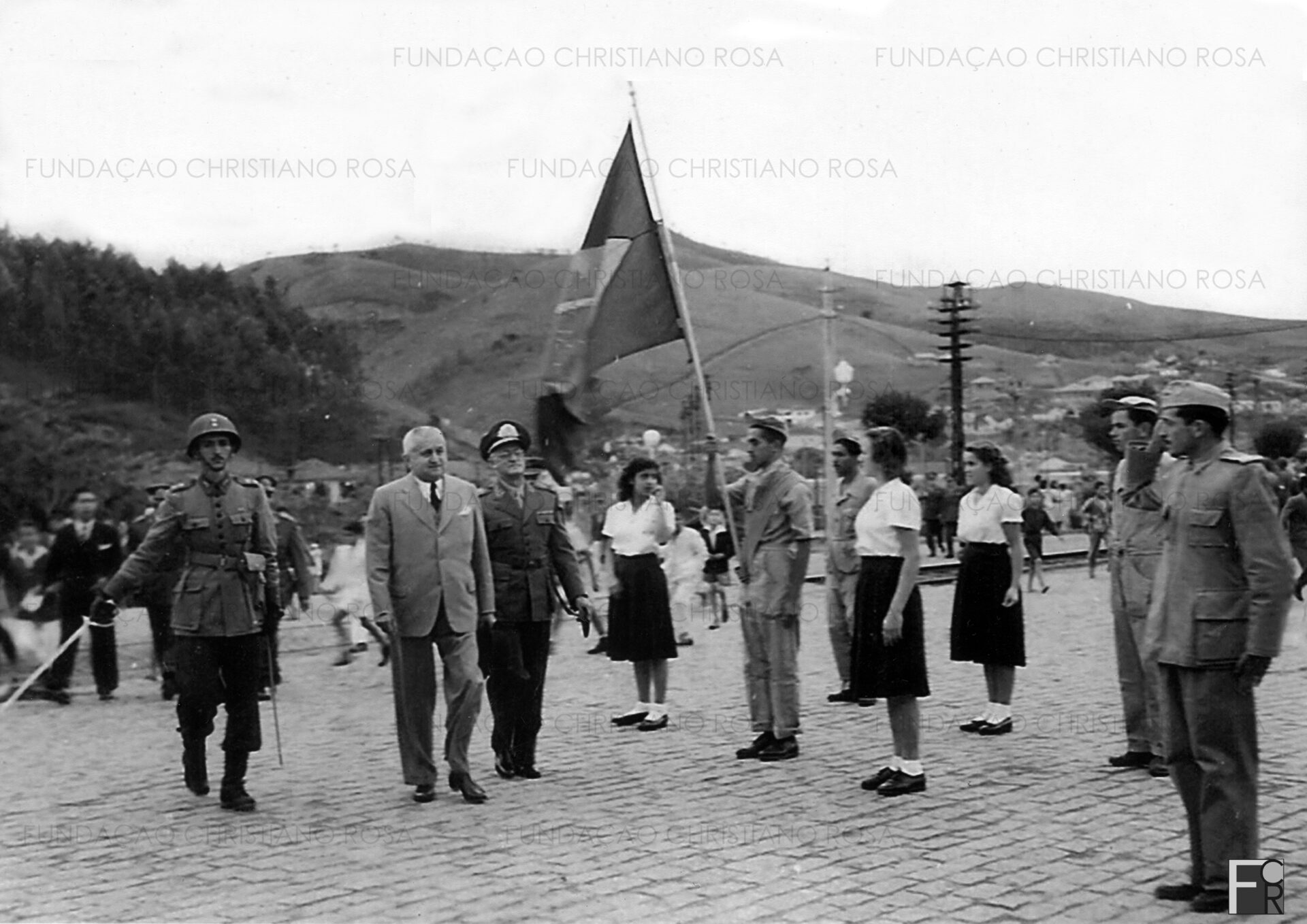 Visita do Presidente Eurico Gaspar Dutra à FPV, em julho de 1948, quando da inauguração do Hospital da FPV. Na foto, o Presidente e o Diretor da FPV, Gen. Aquino, à entrada da Vila da Estrela observados por alunos e operários.