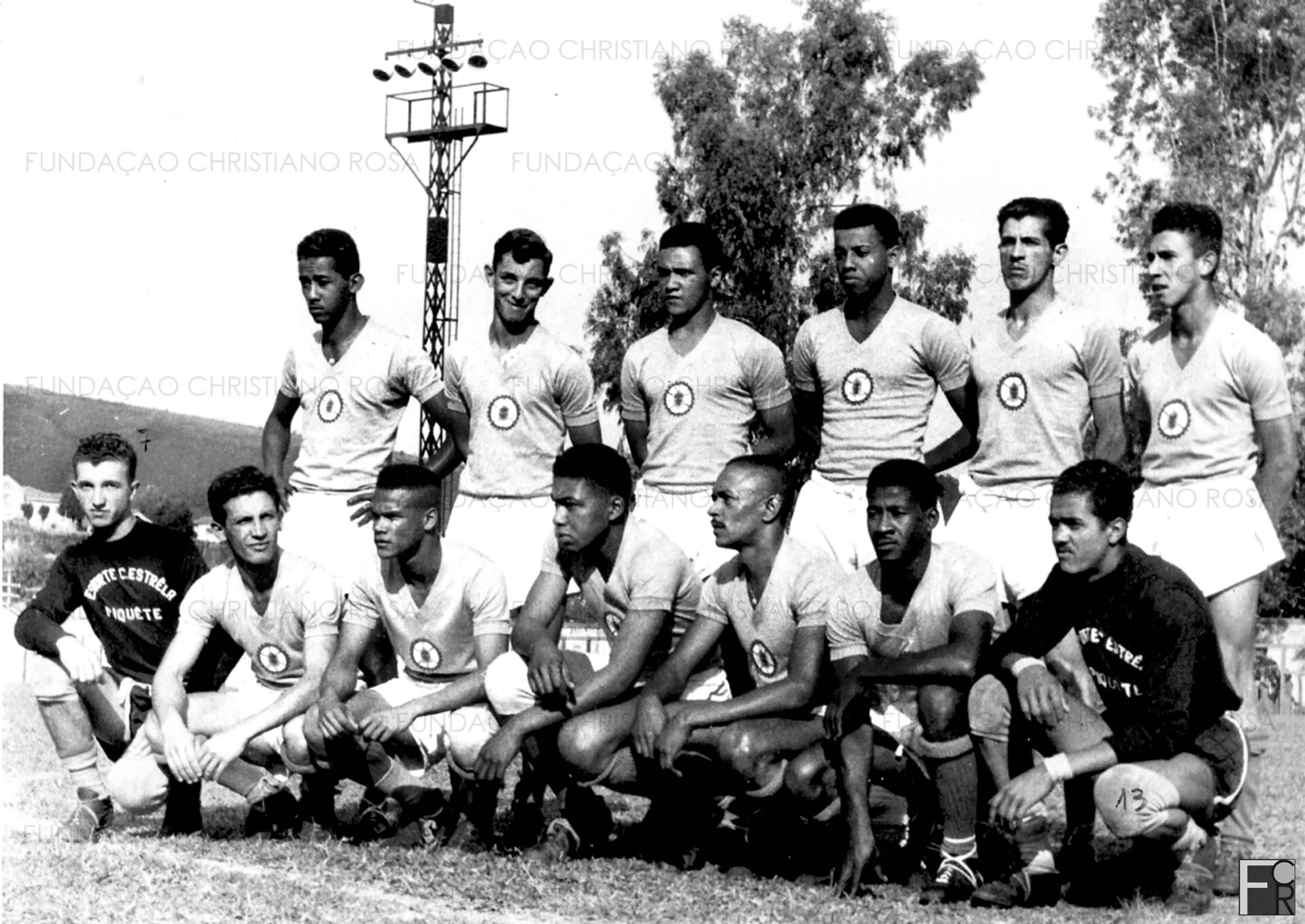 Time do Esporte Clube Estrela: Em pé, a partir da esquerda: Célio Catrica, Floriano, Sérgio Caxixa, Pingo, Véio e Rapinha (Rufino). Agachados, a partir da esquerda: Joel, Chico Magalhães, Miguel Caxixa, ?, Alfredo, Aldair (Sabará) e Boquinha.