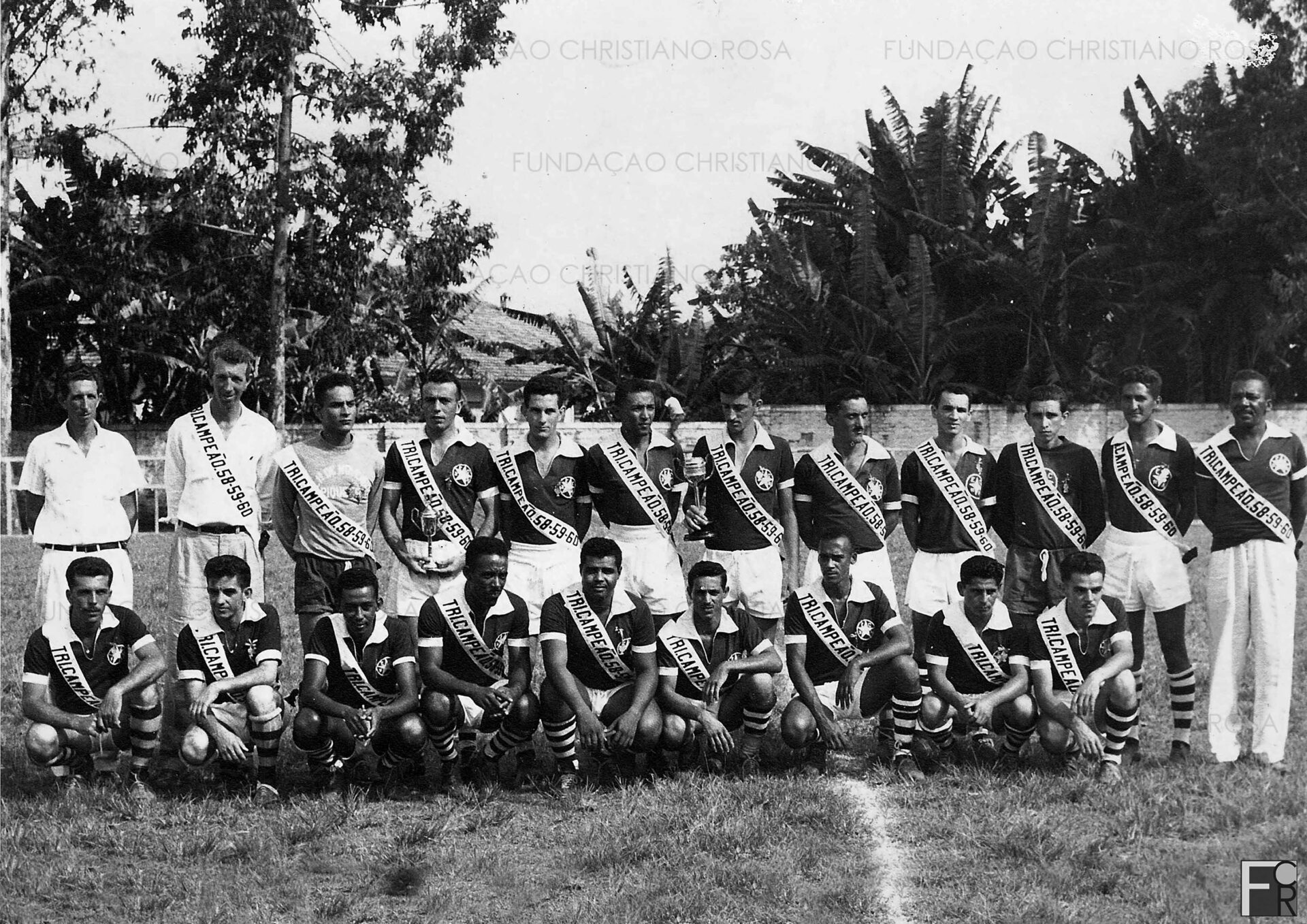 No campo do Estrela, o Esporte Clube 1º de Novembro. Campeonato Boa Vontade. Em pé, da esq/dir: J. Dotta, Romeu Dotta, Hélio, Roberto, Pedrinho, Vítor, Bibo, Otávio, Edson, Hélio, Dedé, Rocha. Agachado, esq/dir: Beni, Nenê, Catrica, Guido, Minervino, Oscar, Capora, Paulo e Papagaio. Foto de Dezembro de 1960.