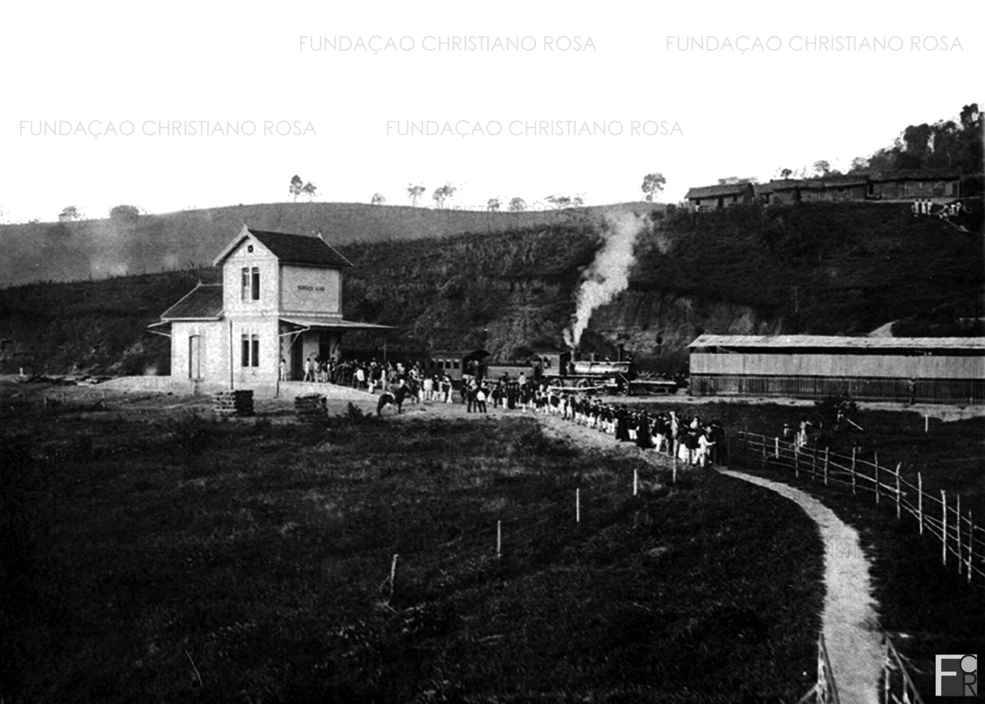 Desembarque de alunos do Colégio São Joaquim na Estação Ferroviária Rodrigues Alves, em Piquete,SP, na década de 1910.