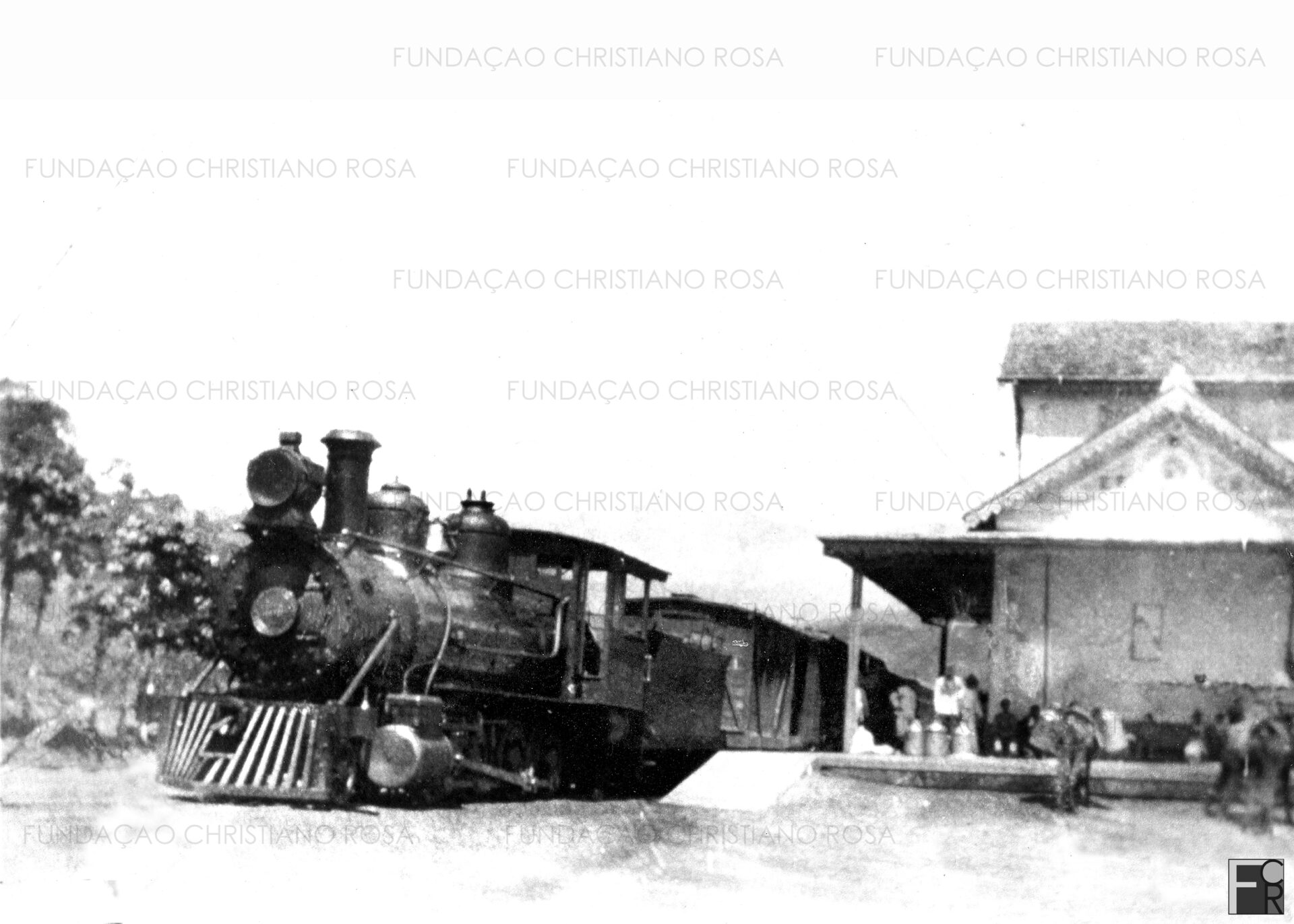 Locomotiva estacionada na plataforma de embarque da Estação Ferroviária Rodrigues Alves, em Piquete, SP.