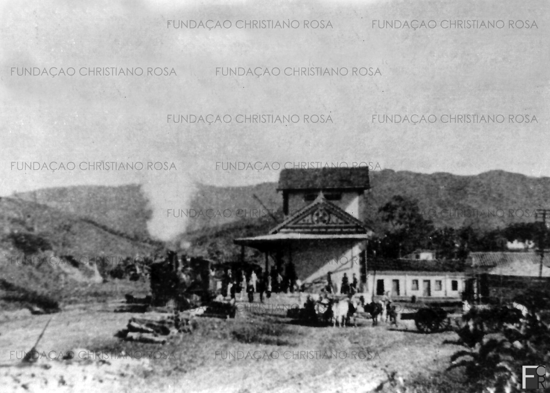 Locomotiva estacionada na plataforma de embarque da Estação Ferroviária Rodrigues Alves, em Piquete, SP, para o embarque de passageiros rumo a Lorena.