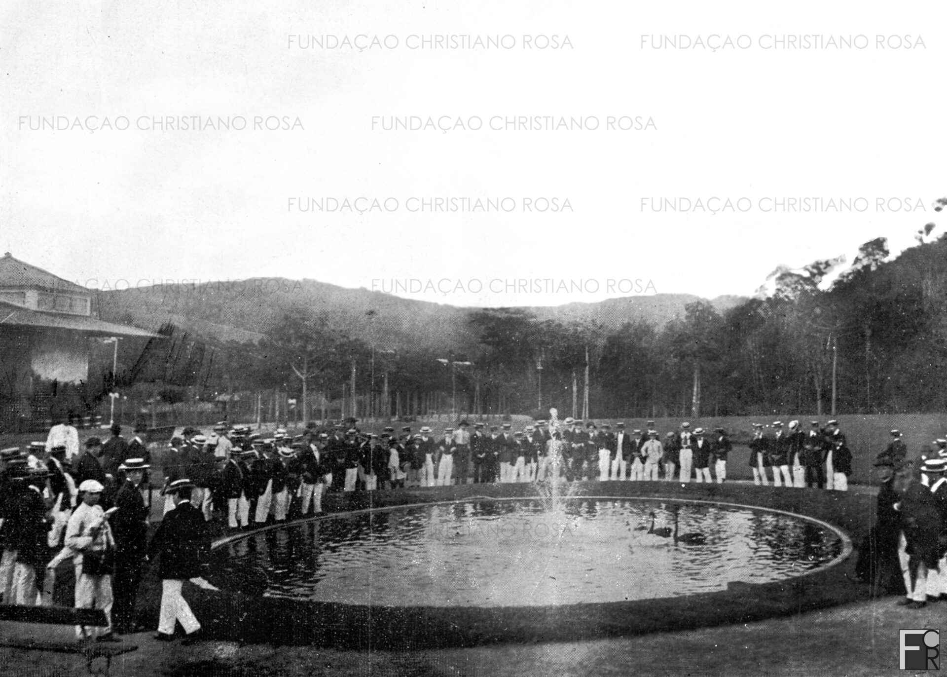 Alunos do Colégio São Joaquim, em visita a Piquete, em 25 de Julho de 1912, junto ao lago na Estação da Estrela.