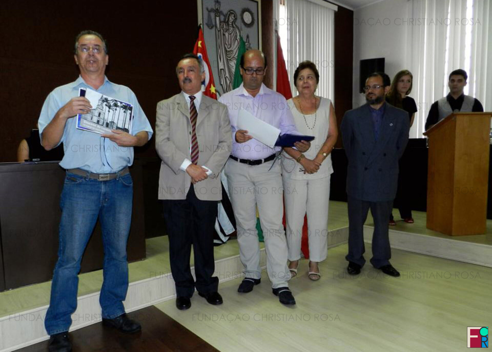 O Diretor Executivo da Fundação Christiano Rosa, Dr. Antônio Carlos Monteiro Chaves, recebe prêmio do IEV pela organização do livro sobre os 70 anos da Diocese de Lorena, em 2012.