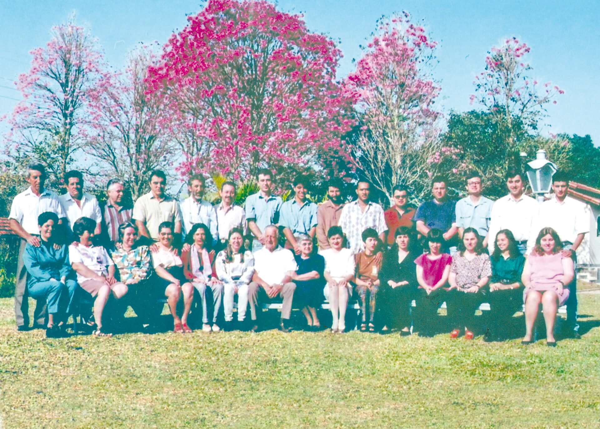 D. Eunice e o marido, Oswaldo Coelho Nunes, com os quinze filhos, noras e genros em foto na Fazenda da Barra.