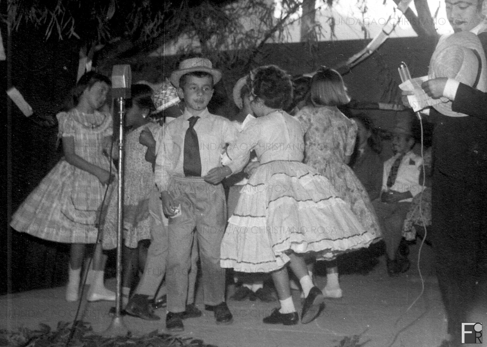 Crianças dançam quadrilha. Em primeiro plano, Antônio Carlos Monteiro Chaves, Diretor da Fundação Christiano Rosa.