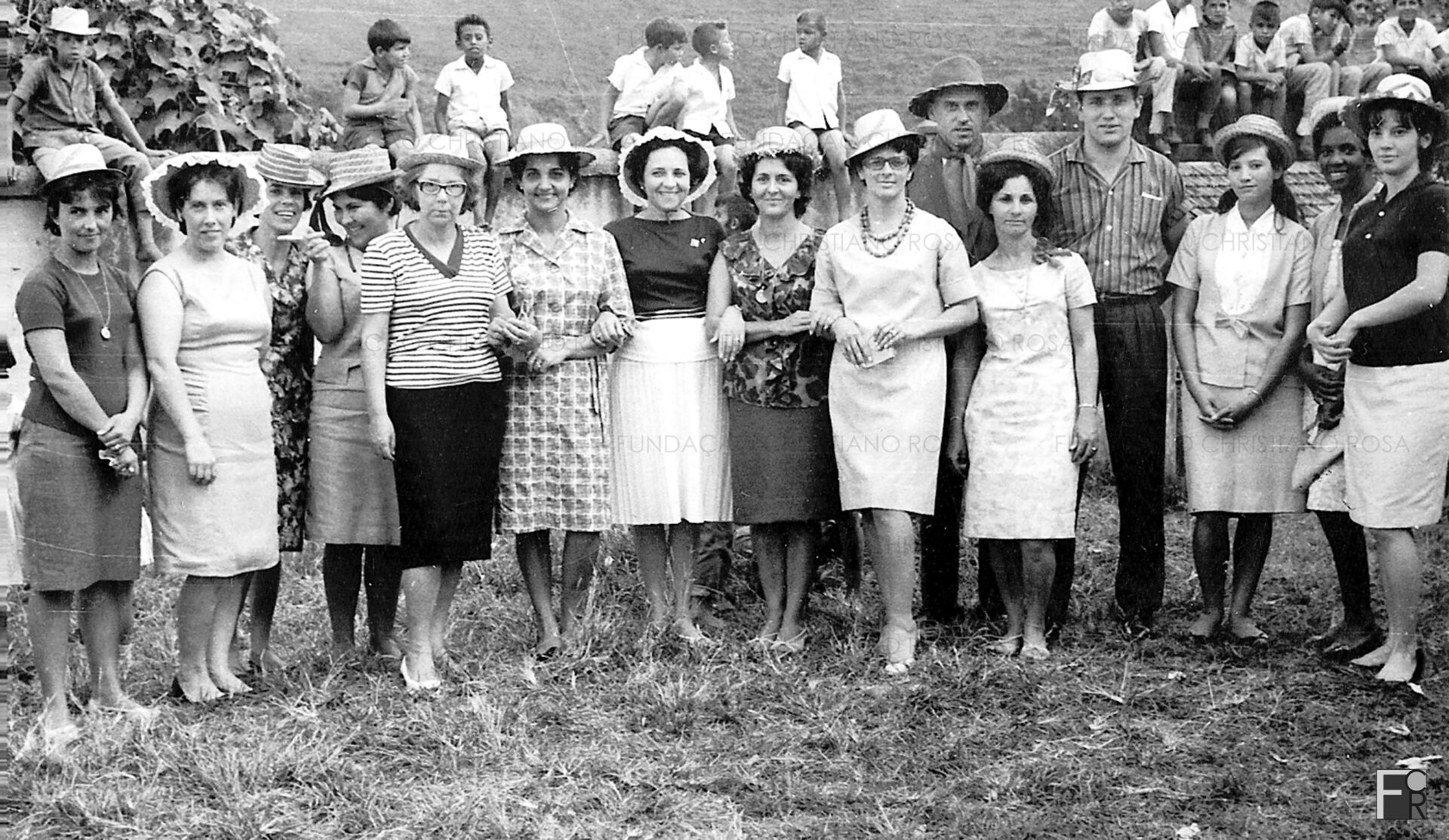 Professores e professoras do Grupo Antônio João em Festa Junina.